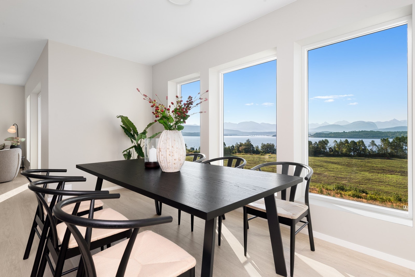 Leiligheten er beliggende i 2. etasje/øverste plan med nydelig utsikt Galleribilde