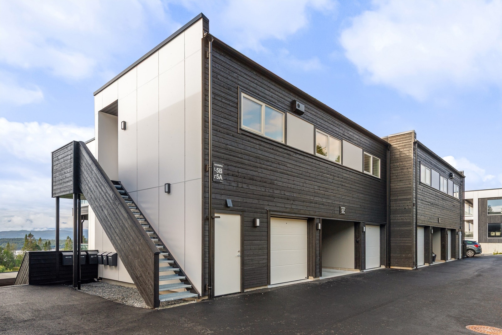 Leiligheten disponerer garasjeplass i fellesanlegg. Galleribilde