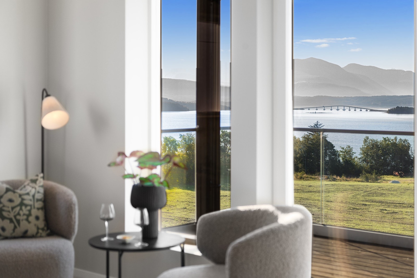 Glassrekkverk på veranda Galleribilde