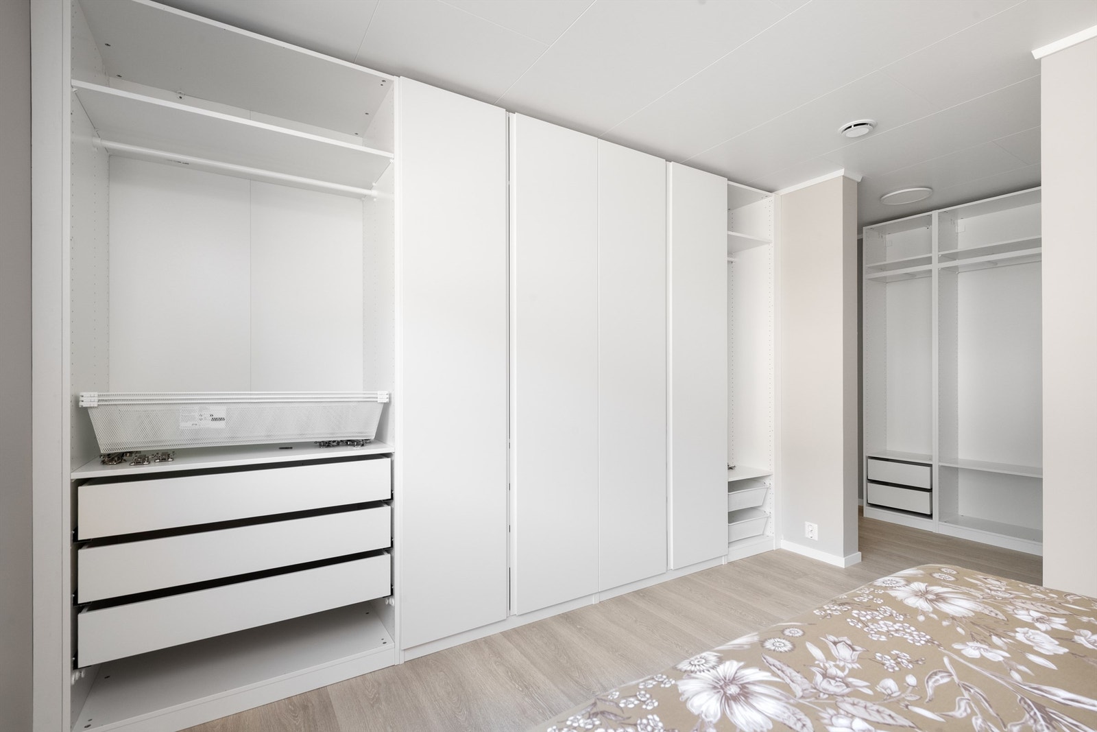 God garderobeløsning i hovedsoverom Galleribilde