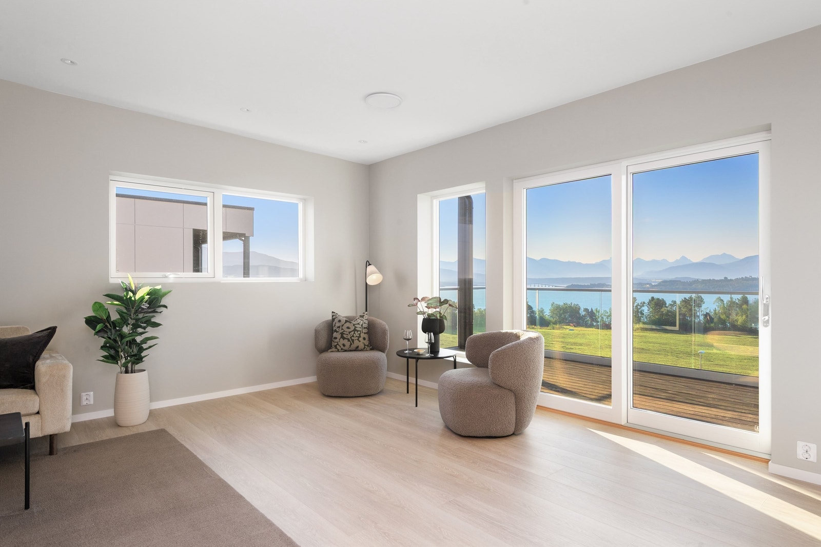 Skyvedør ut mot den overbygd verandaen Galleribilde