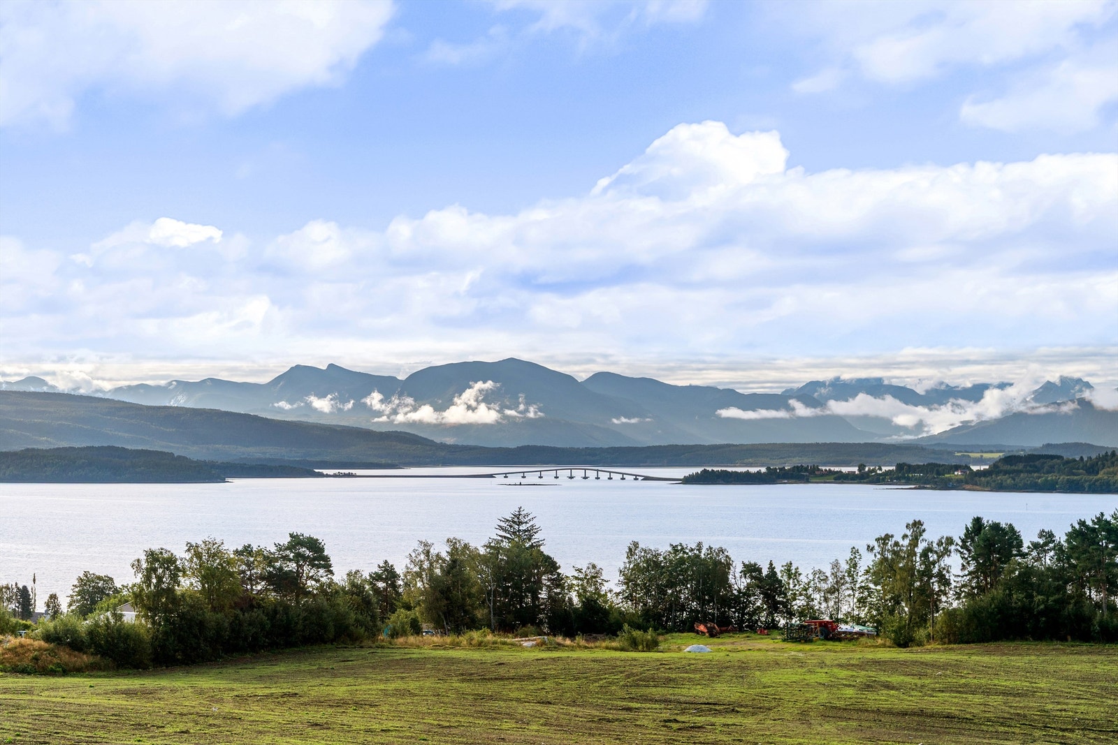 Fantastisk utsikt mot fjord og fjell! Galleribilde