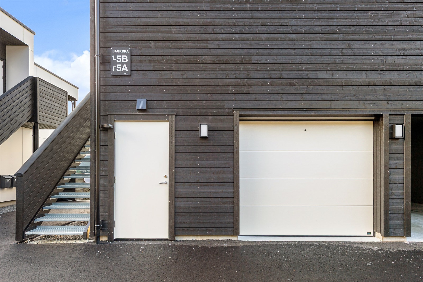 Leiligheten disponerer også en utvendig sportsbod som ligger i tilknytning til garasjeanlegget Galleribilde