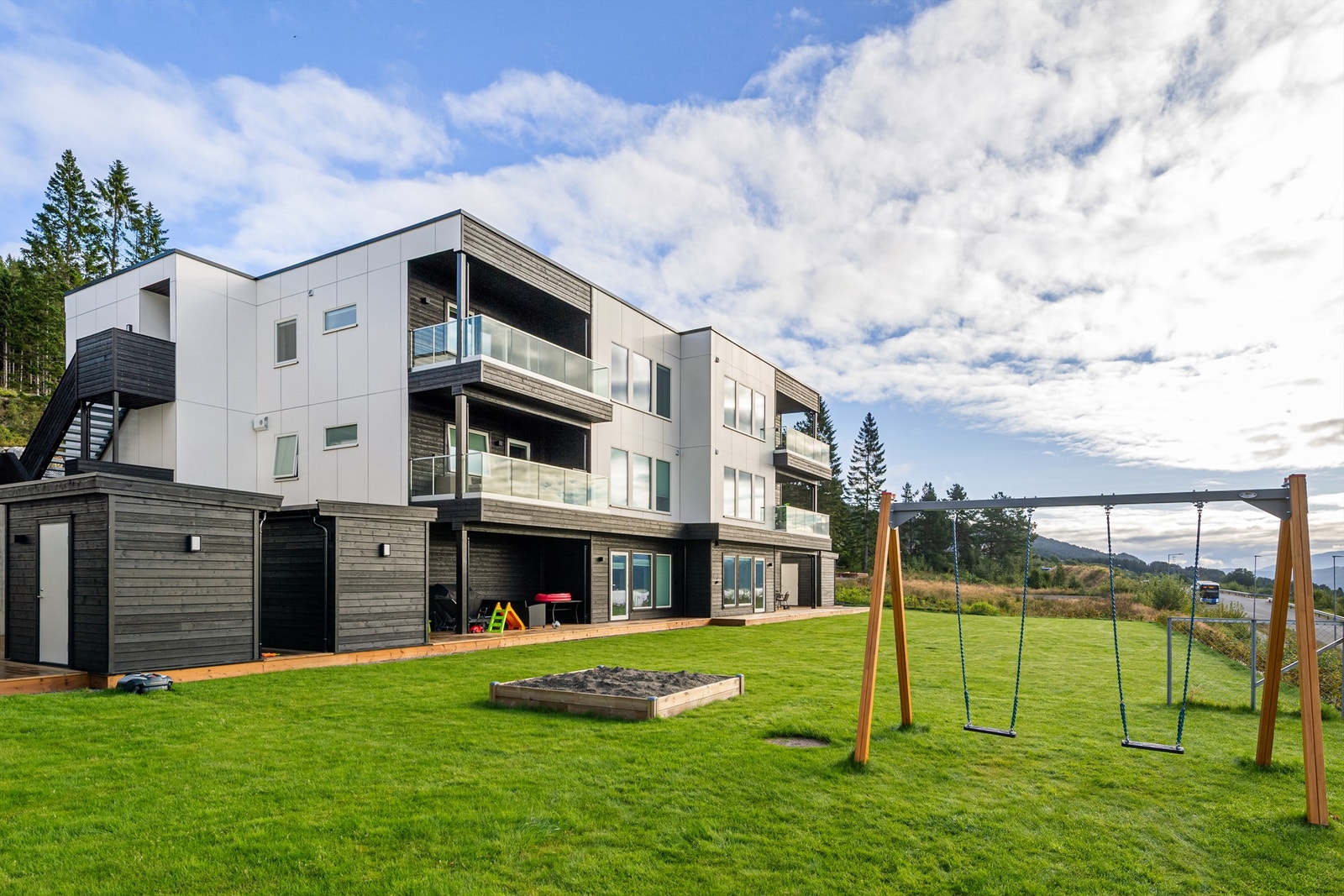 Opparbeidet lekeplass på sameiets fellestomt Galleribilde