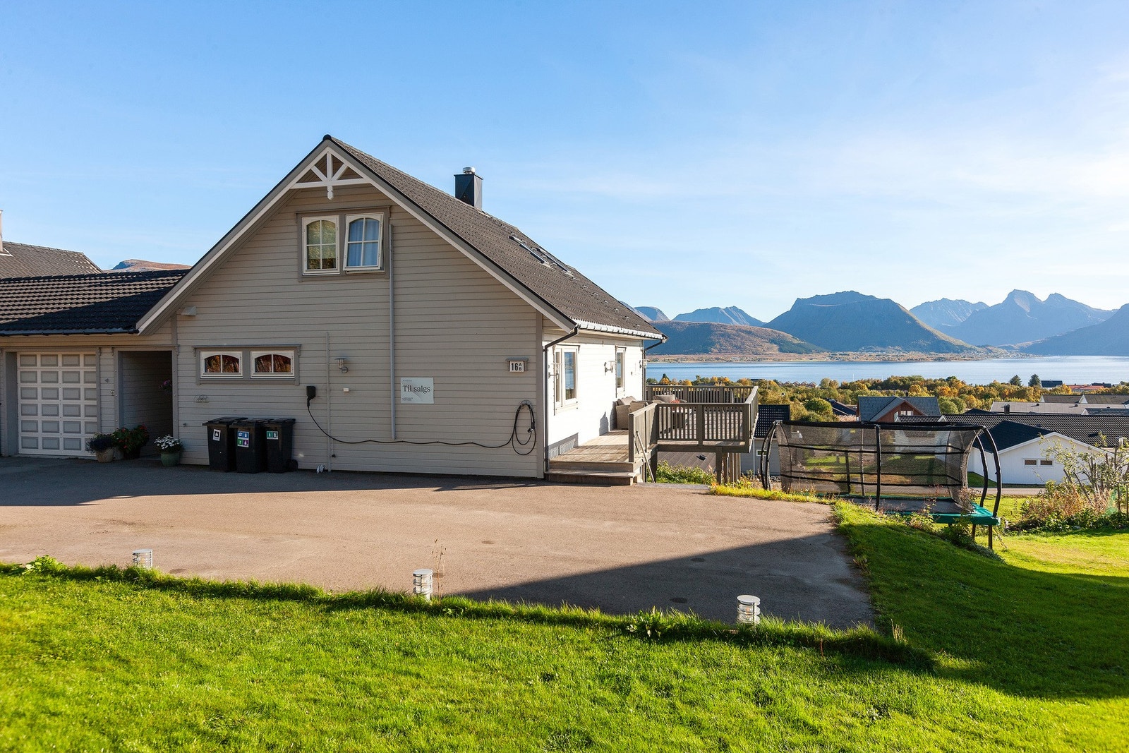 Romslig asfaltert gårdsplass, med god plass til flere biler. Galleribilde