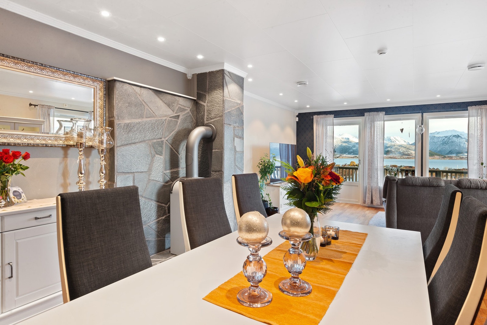 Stuen har en naturlig sone for spisebordet. Galleribilde