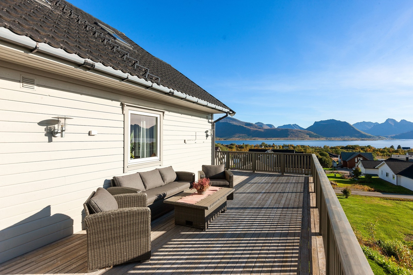 Stor vestvendt veranda ( ikke byggesøkt) med god plass til utemøbler og grill. Galleribilde