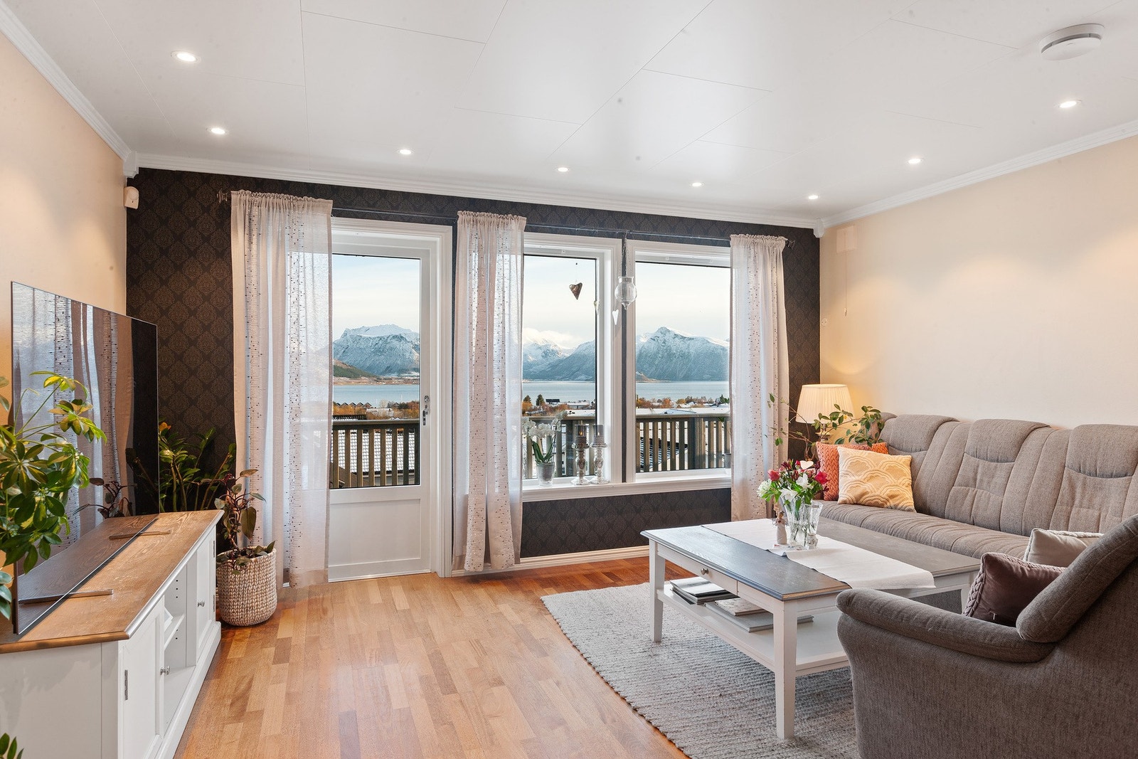 Fra stuen kan du gå rett ut på verandaen og nyte utsikten. Galleribilde