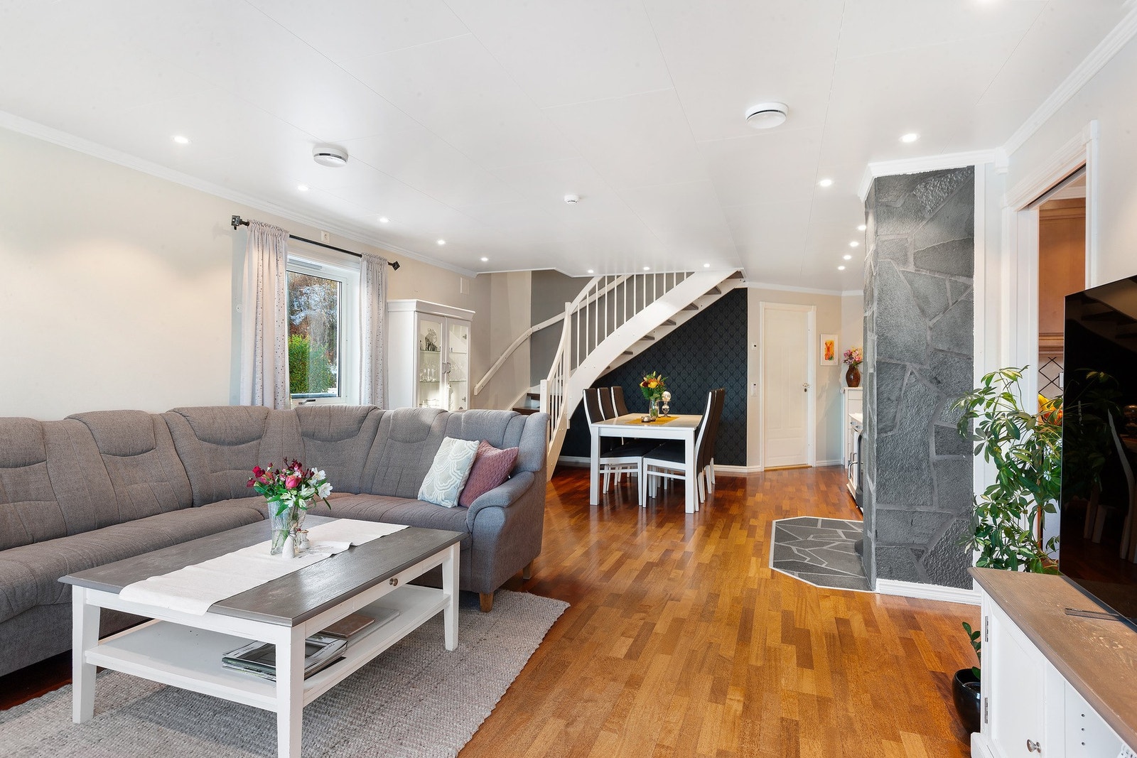 Trappen i stuen skaper både romfølelse og enkel tilgang til overetasjen Galleribilde