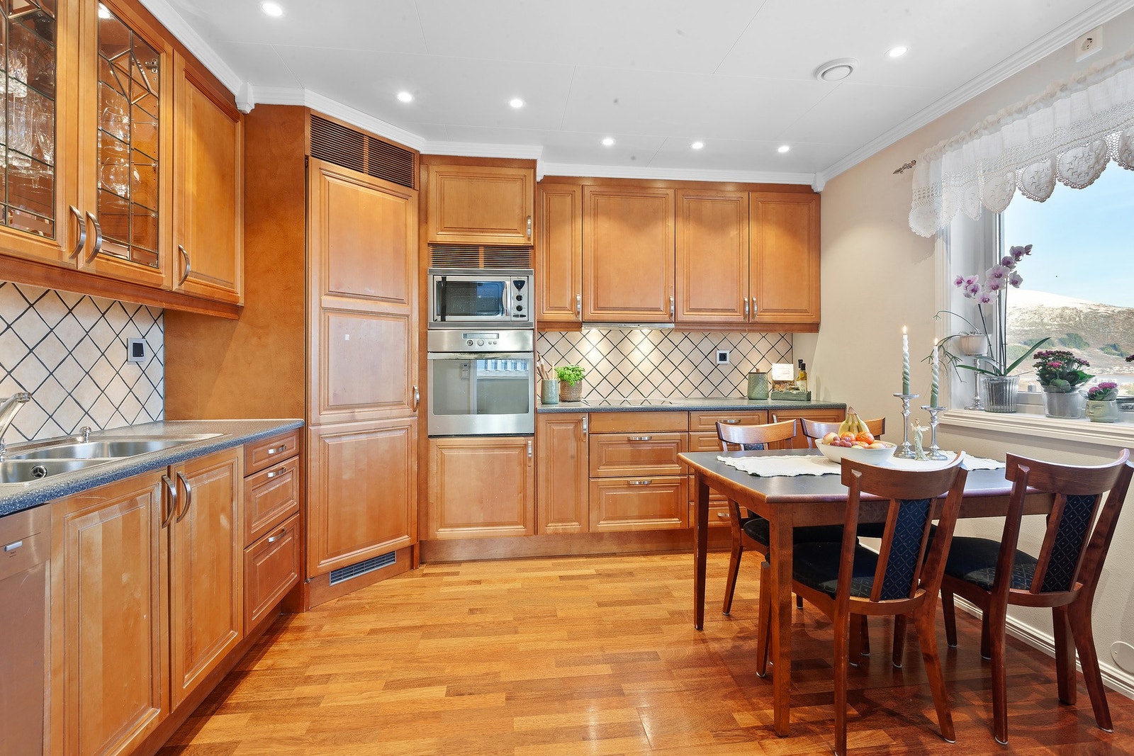 Innholdsrikt og funksjonelt Sigdal kjøkken i bjørk, perfekt for både matlaging og måltider. Galleribilde