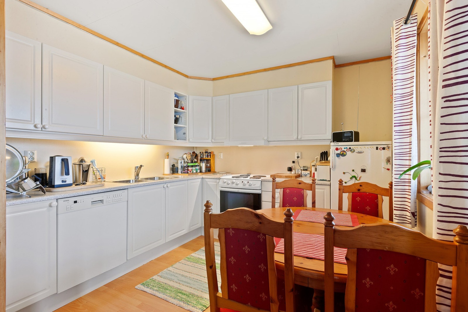 Lys Norema kjøkkeninnredning med profilerte fronter, godt med skap. Hvitevarer medfølger ikke. Galleribilde