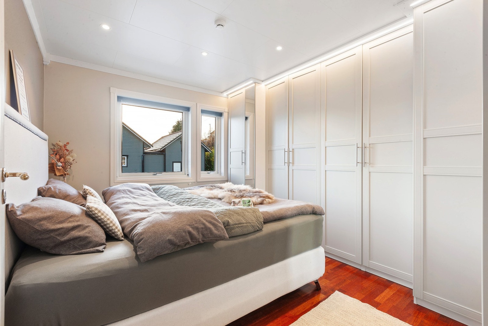 Romslig hovedsoverom med god plass til dobbeltseng og praktiske garderobeløsninger. Galleribilde