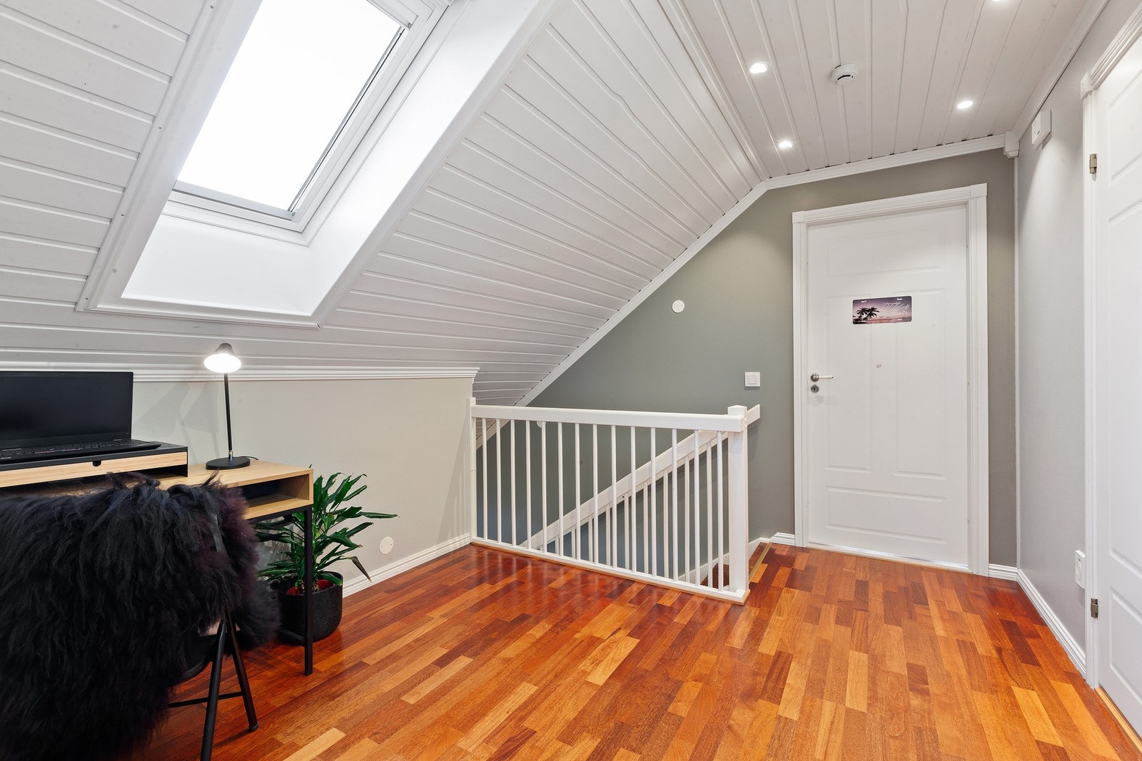 Fra loftets gang har du enkel tilgang til bad og to soverom. Galleribilde