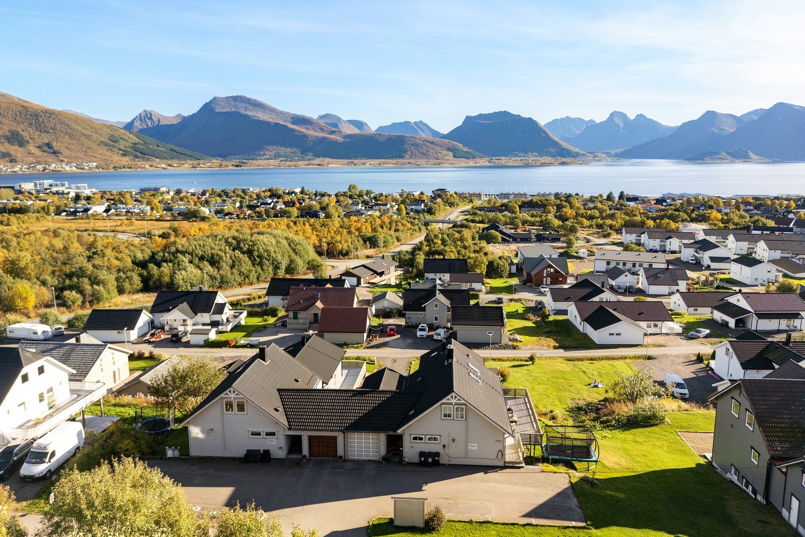 Boligen ligger på skrånede tomt med fri og flott utsikt mot sjø og fjell. Galleribilde