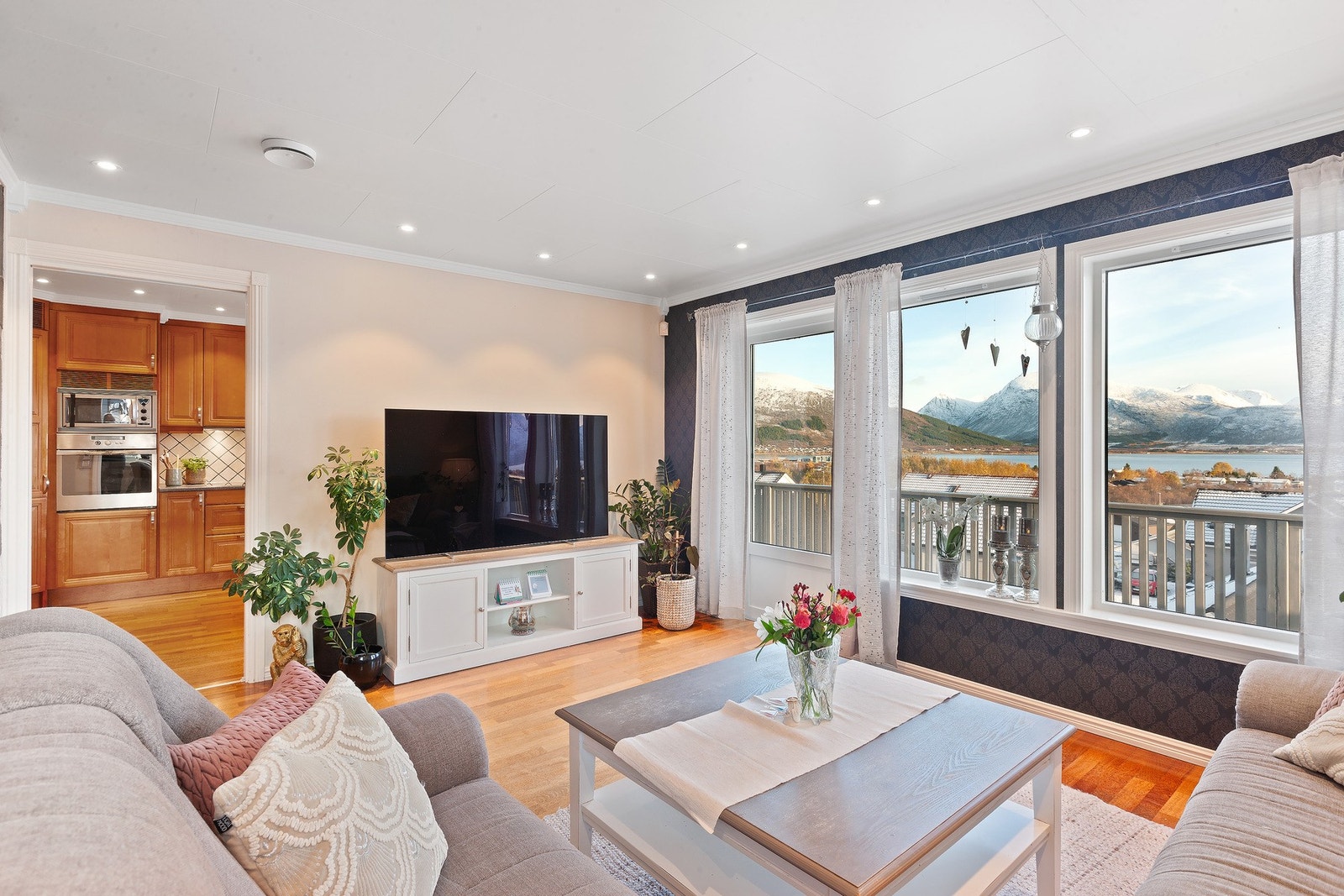 Fra stuen mot kjøkkenet . Galleribilde