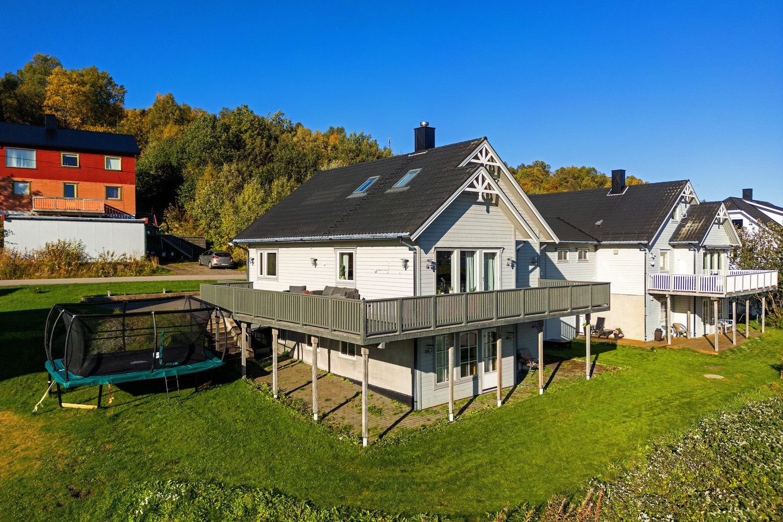 Tomten er pent opparbeidet med plen. Galleribilde