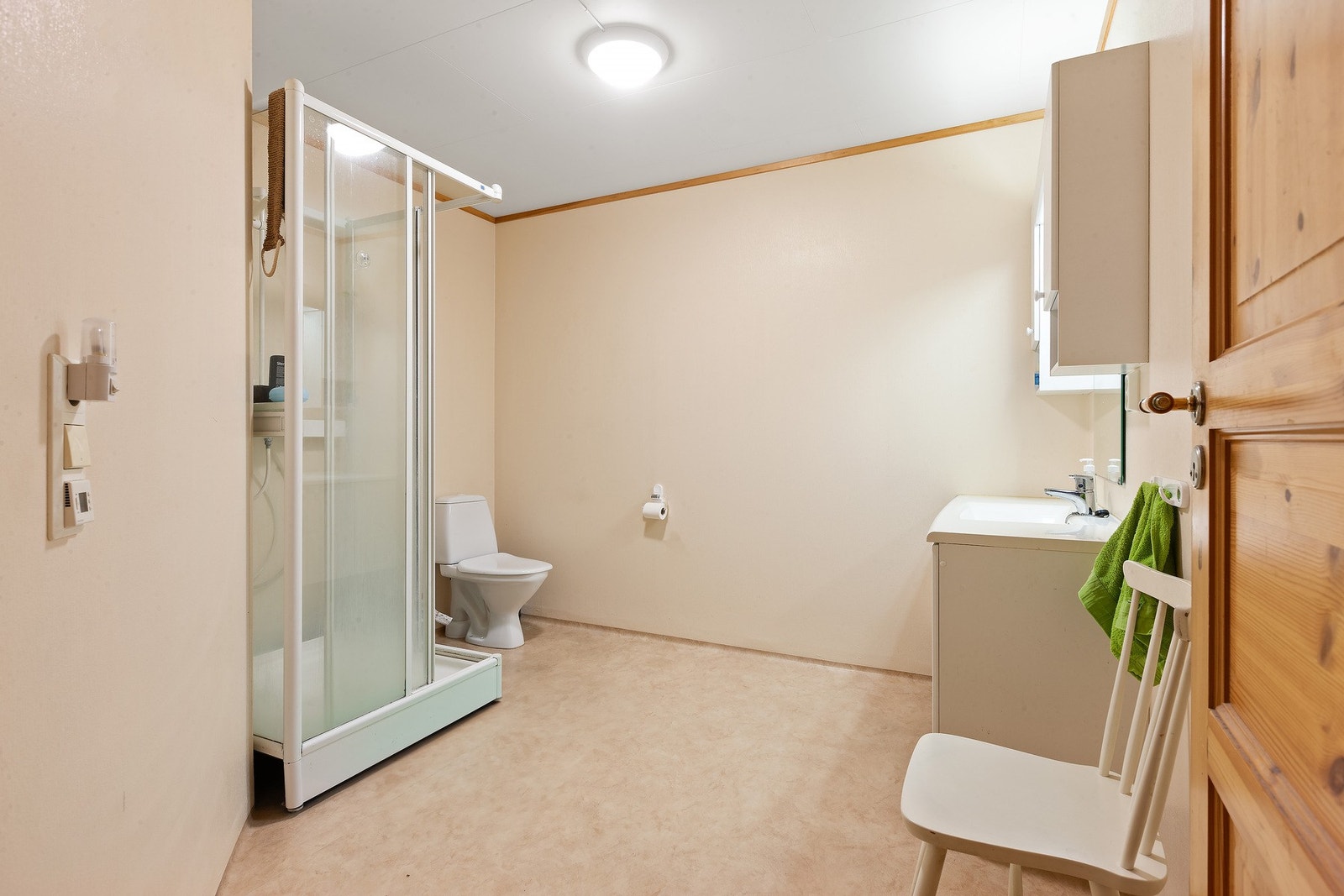 Badet i leiligheten har innredning, dusjkabinett, toalett og varme i gulv. Galleribilde