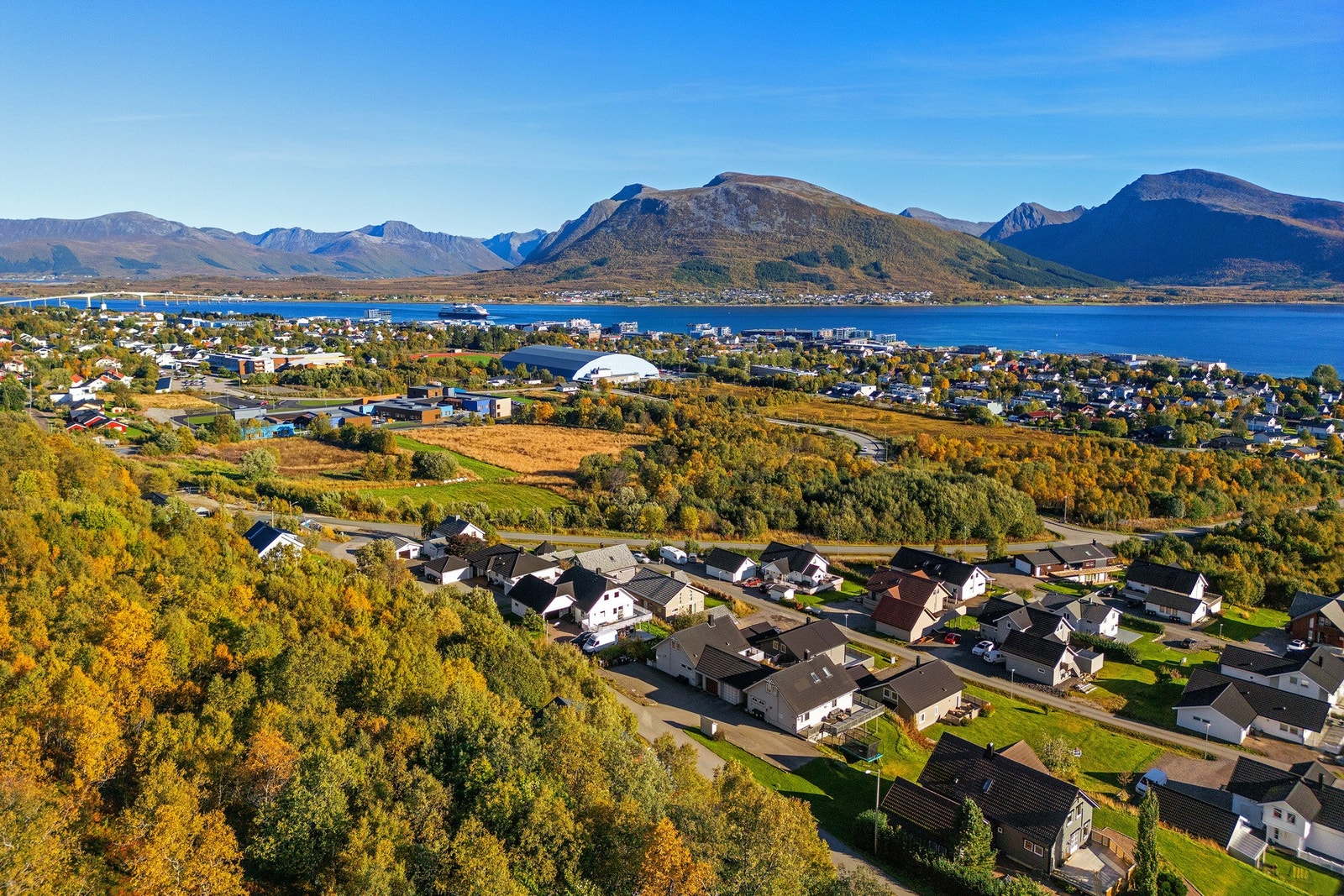 Gangavstand til Sortland som er by - og regionsenter i Vesterålen, har godt utbygd service- og forretningstilbud. Galleribilde