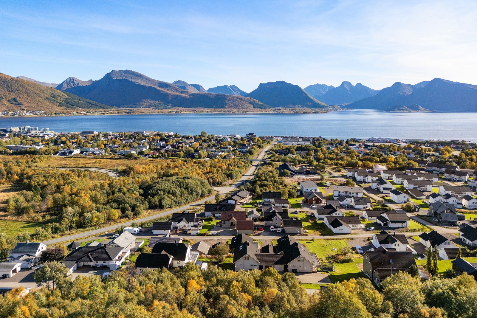 Eiendommen har en fin beliggenhet i Lamarka, sør for Sortland sentrum, og består av en vertikaldelt enebolig med 3-roms leilighet i sokkeletasjen. Galleribilde