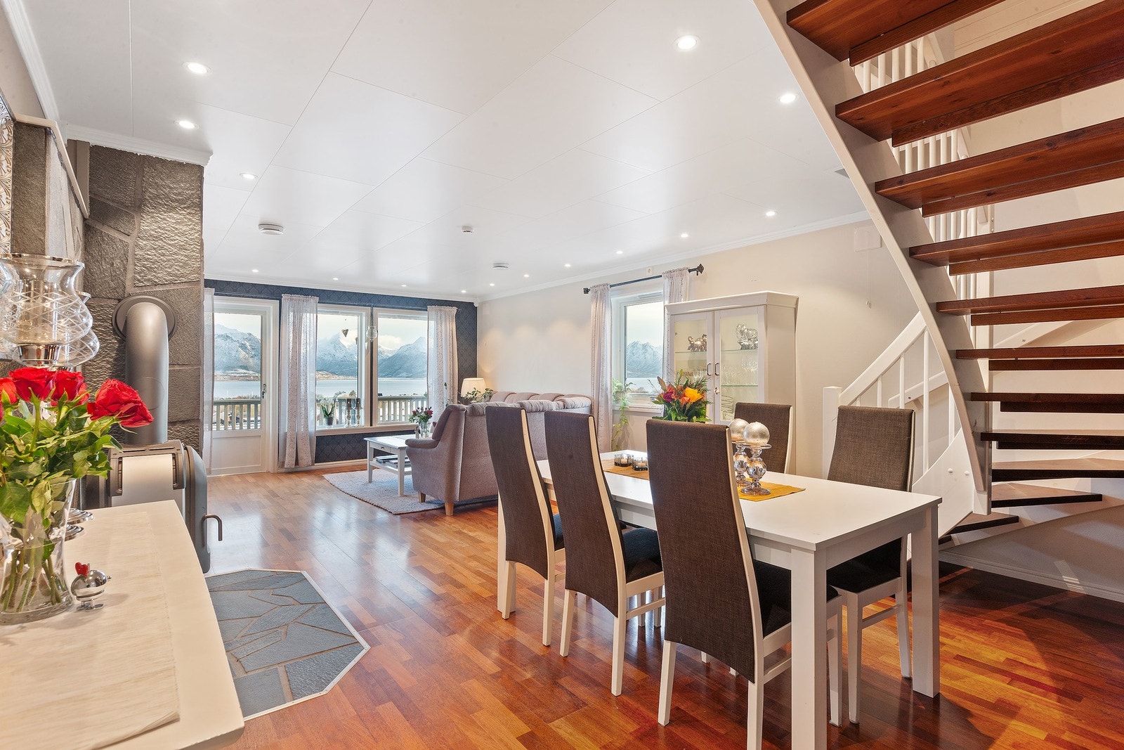 Stuen fremstår som lys og innbydende, med spottbelysning og god plass til både sofakrok og spiseplass. Galleribilde