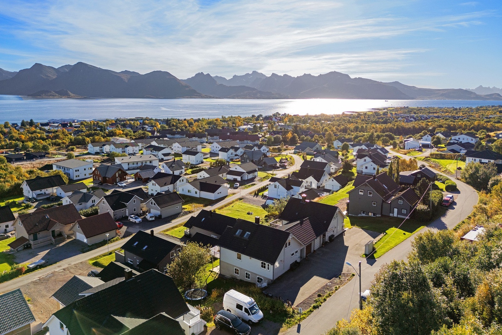 Boligen ligger i en rolig blindgate i et barnevennlig område med gangavstand til både barnehage og skole. Galleribilde