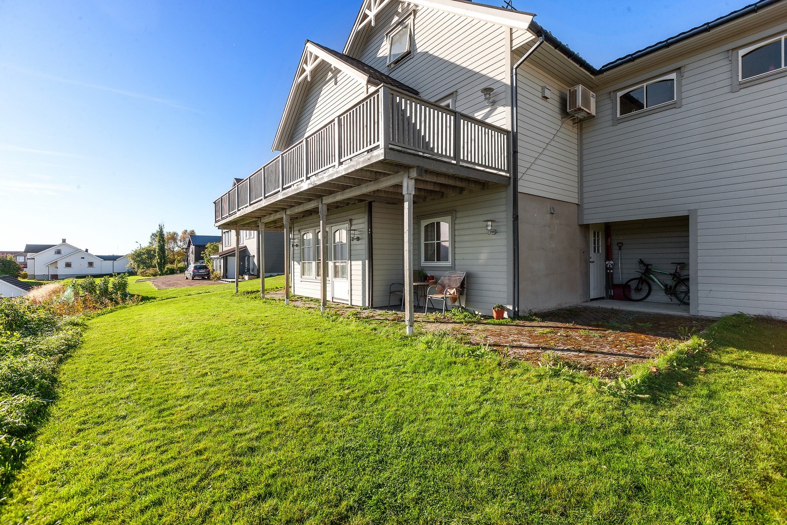 Leiligheten har overbygget inngangsparti som beskytter mot vær og vind. Leiligheten inneholder vindfang, bod, stue/ kjøkken, 2 soverom, bad, vaskerom og gang. Galleribilde