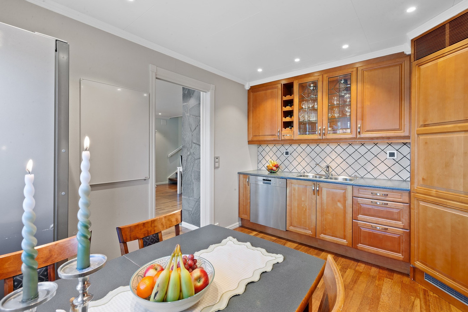 Komfyr, oppvaskmaskin, platetopp, Micro og kjølehjørne medfølger. Galleribilde