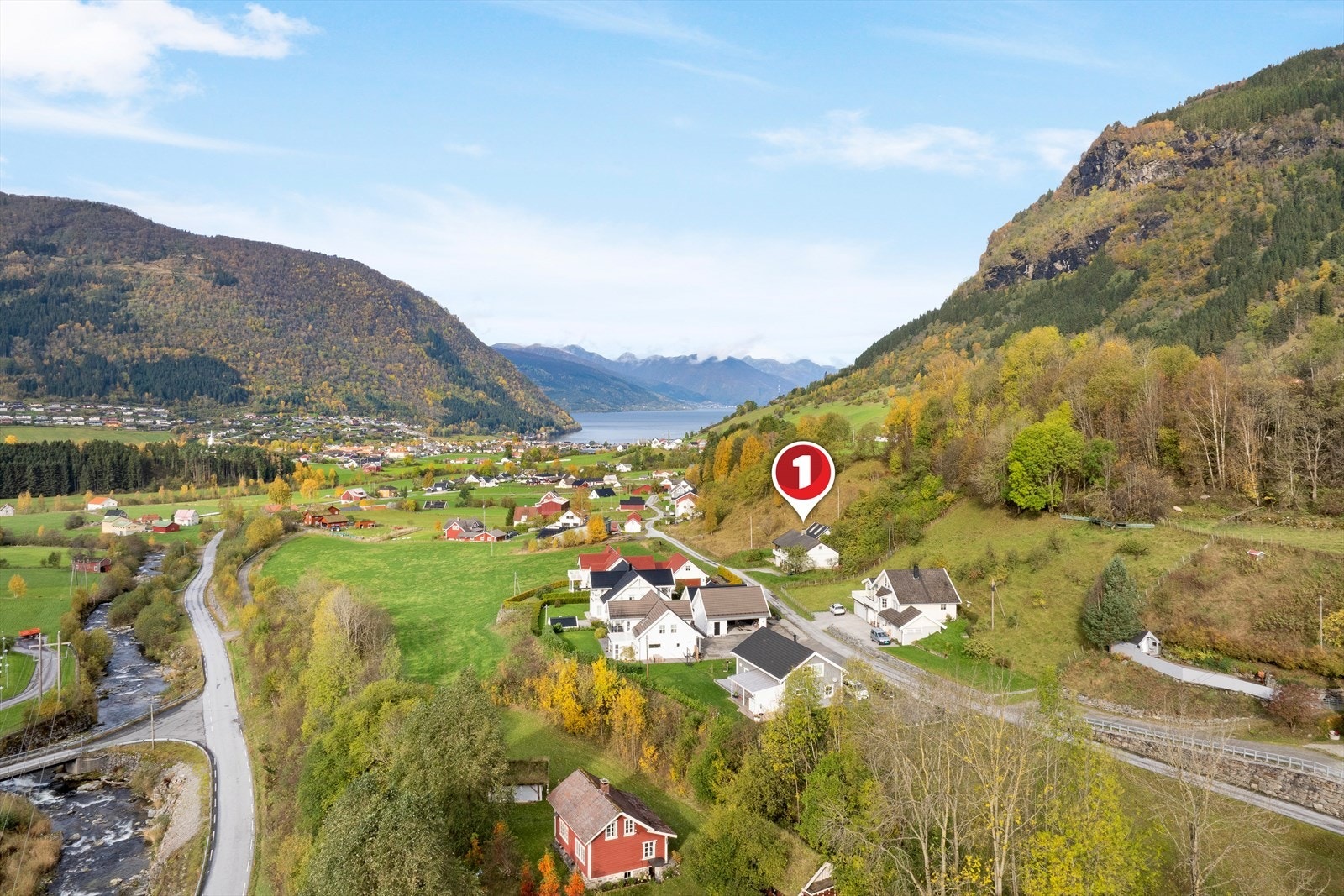 Eigedommen ligg fint og landleg til i Følisvegen, omlag 2,5km frå Vik sentrum. Her bur ein med kort veg til både sentrum med barnehage, skule og butikkar, samt flotte turområder som er like i nærleiken. Galleribilde