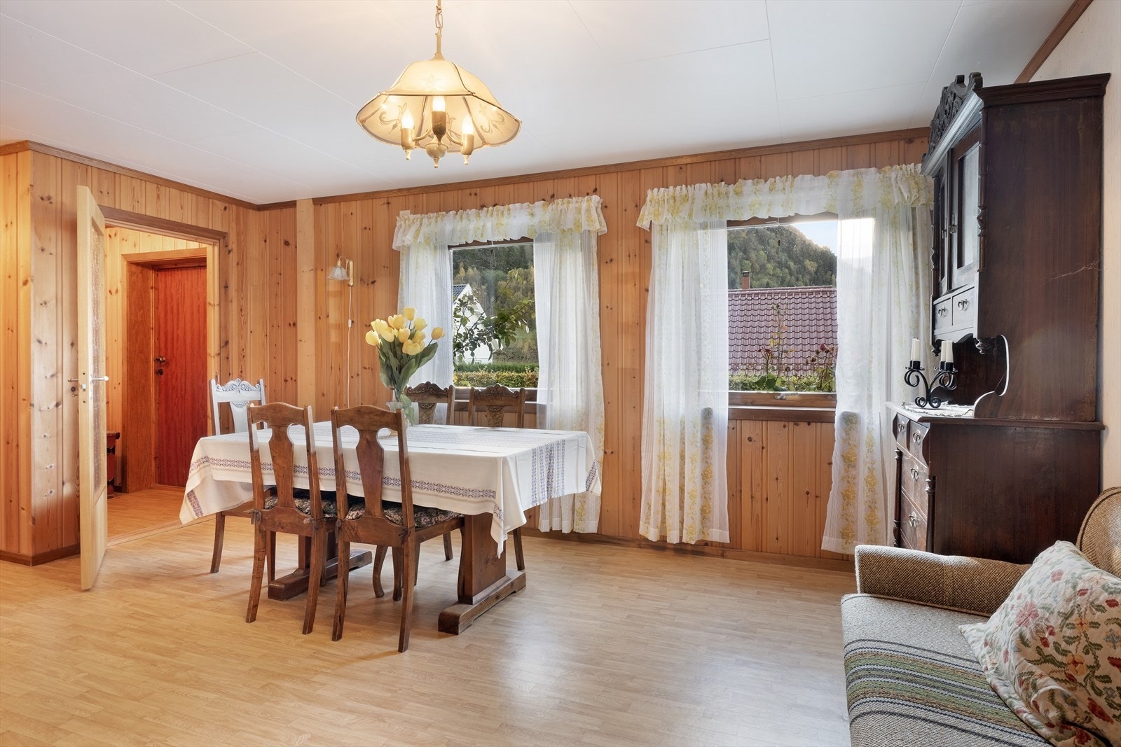 Kjellarstova er av god størrelse og har eigen inngang. Galleribilde