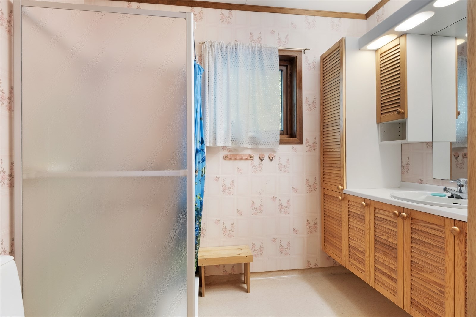 Innreiing beståande av servant med skåpseksjon, dusjkabinett og toalett. Galleribilde