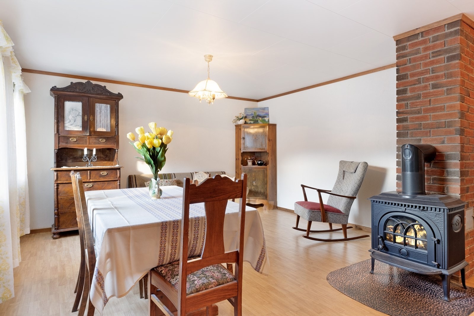 Triveleg kjellarstove med gode møbleringsmoglegheiter, samt vedomn som gir god varme på kaldare dagar. Galleribilde