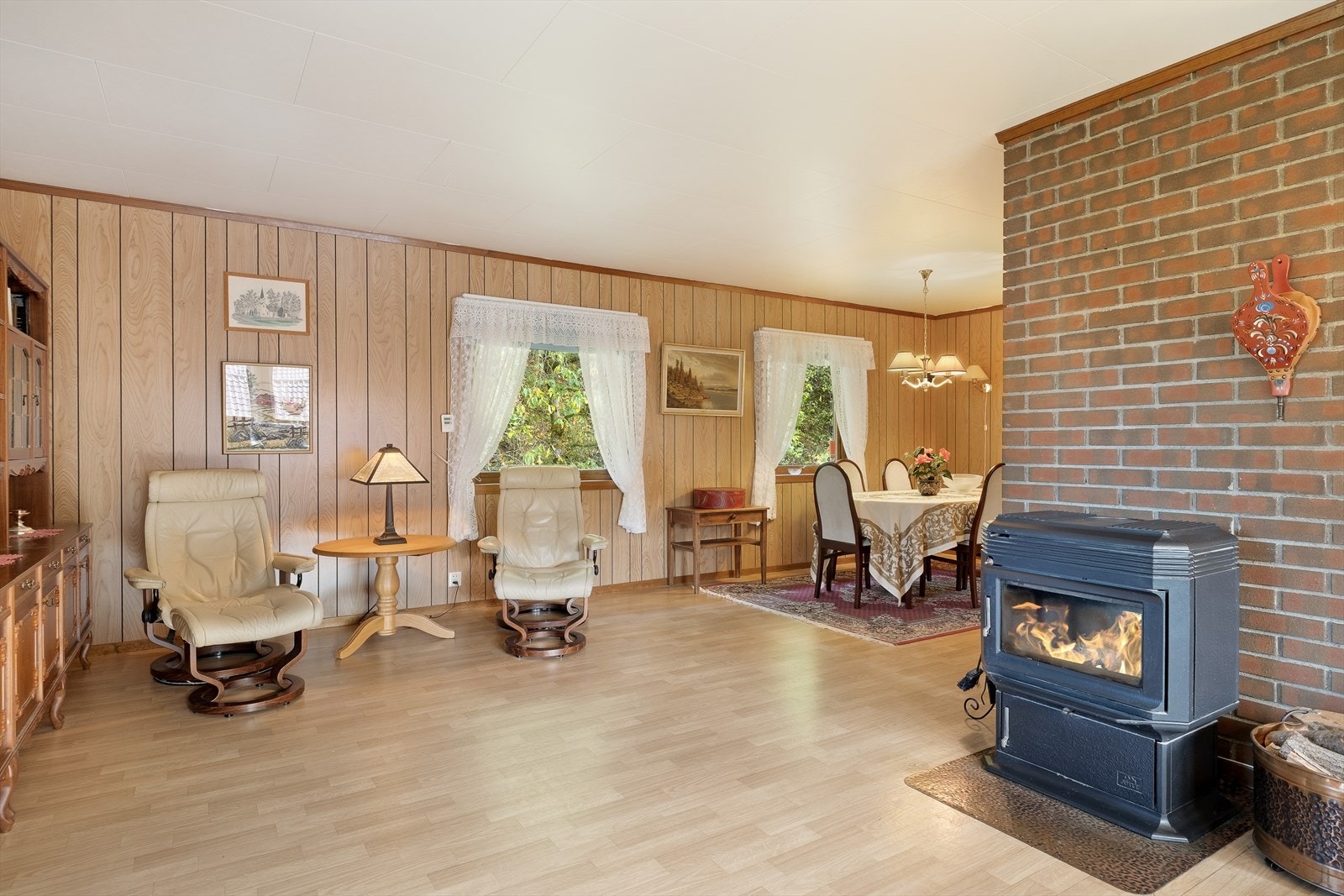 Effektiv vedomn som gjev god varme på kaldare dagar. Bustaden har elles varmepumpe som alternativ varmekjelde. Galleribilde