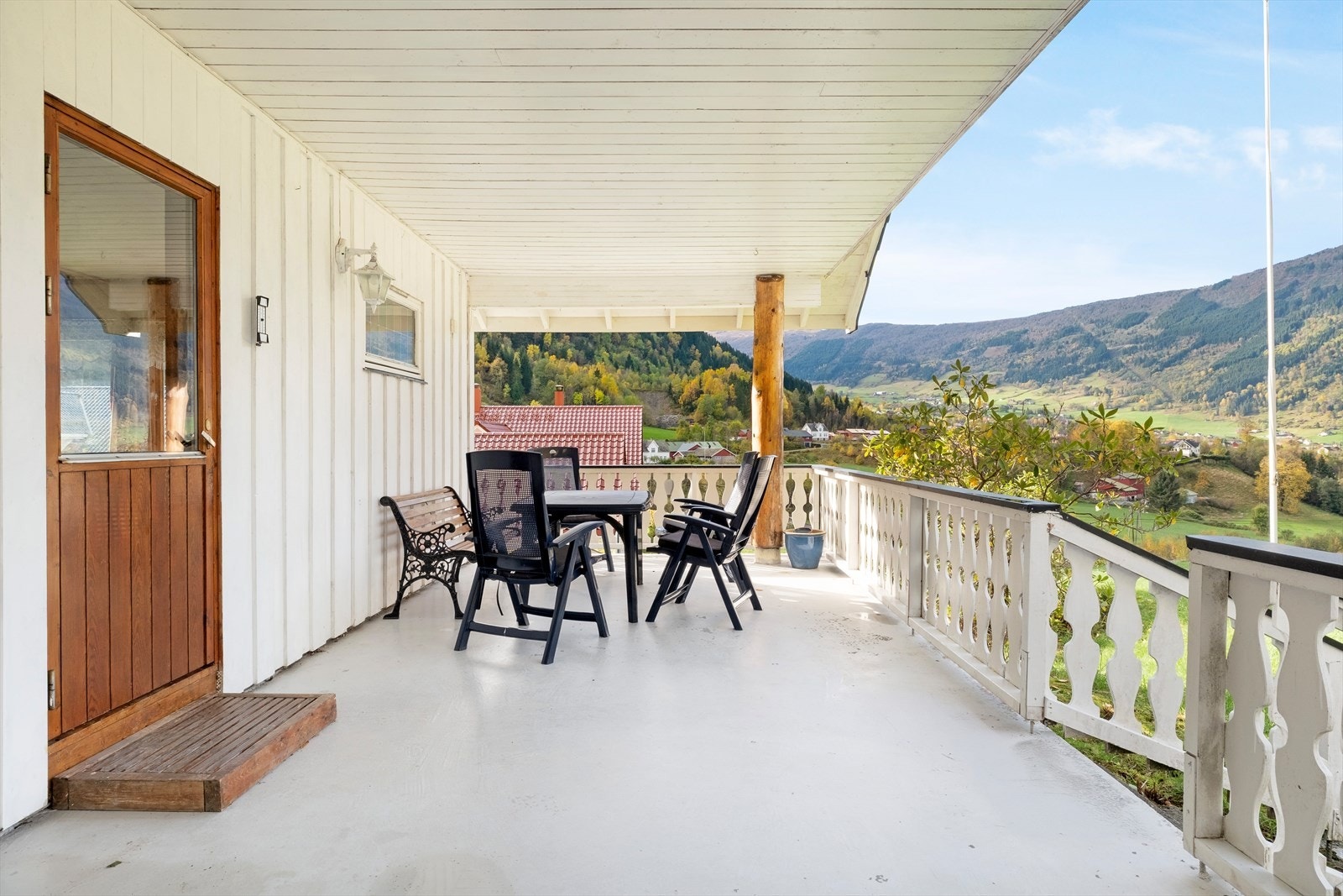 Sval og overbyggd terrasse, videre tilkomst til hage via trapp. Galleribilde