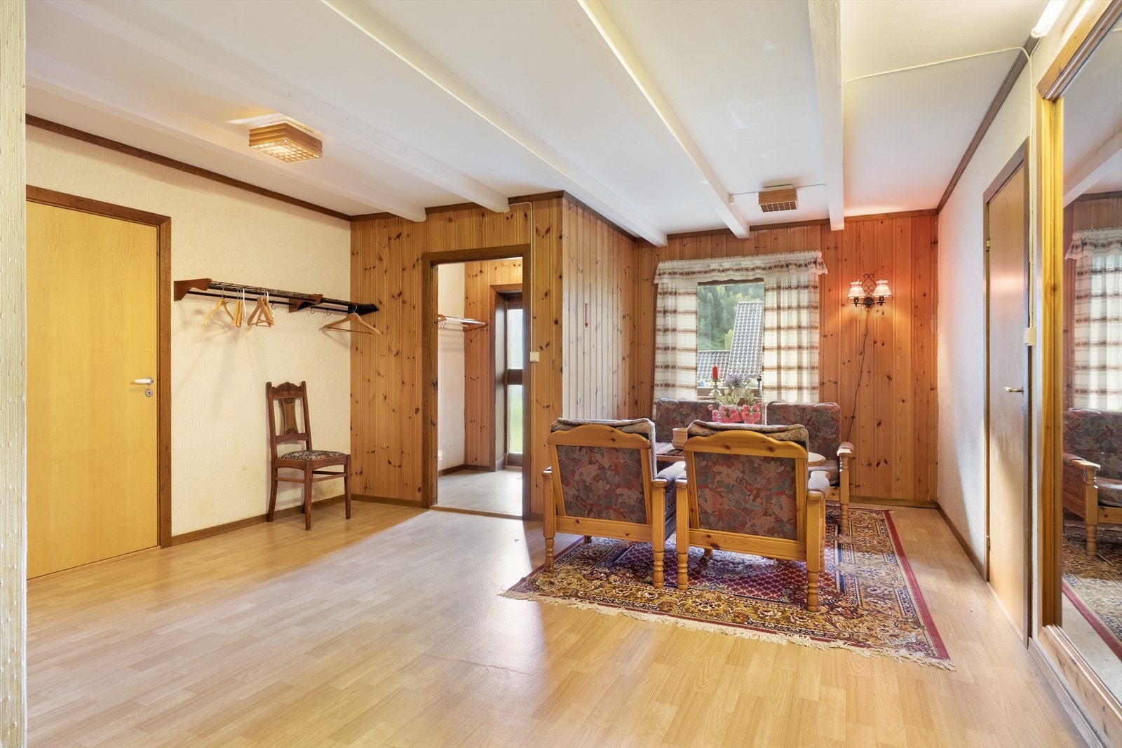 Velkommen inn! Romsleg hall med god plass til garderobeløysing. Galleribilde