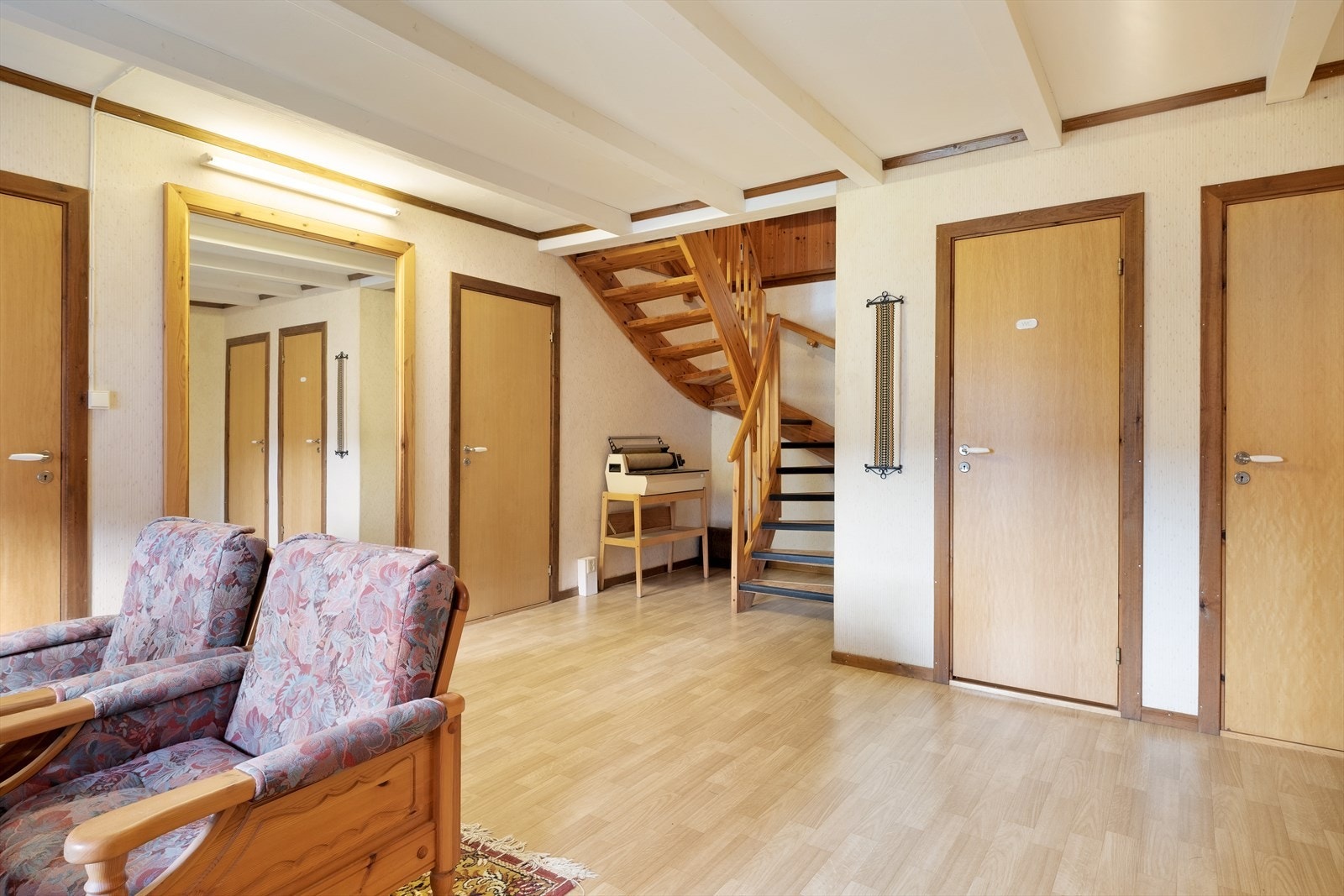 Bustaden går over 2 plan med god romløysing og har for det meste standard frå byggeår. Galleribilde