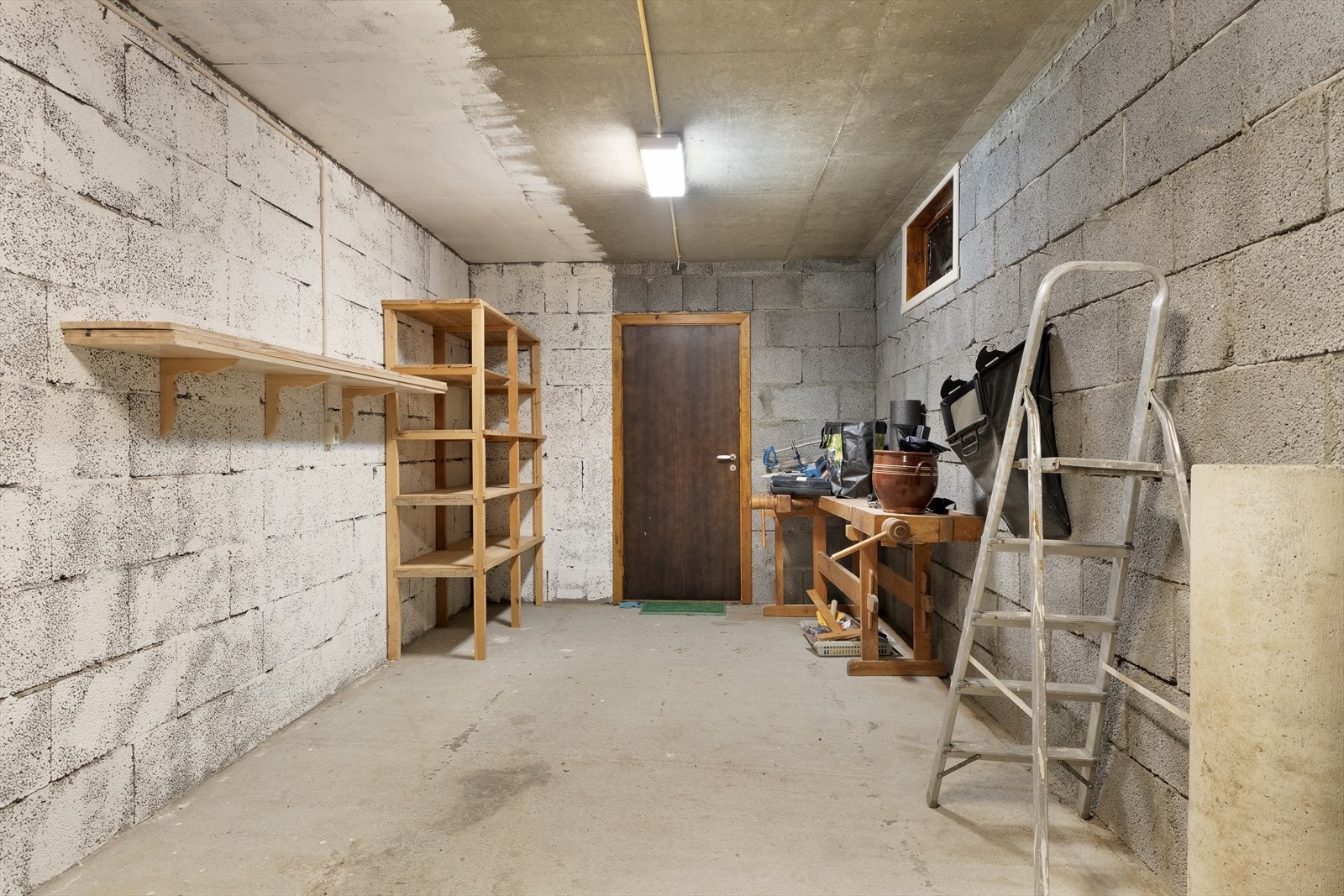 Praktisk innvendig bod med mykje oppbevaringsplass. I tillegg garasje og utvendig bod. Galleribilde