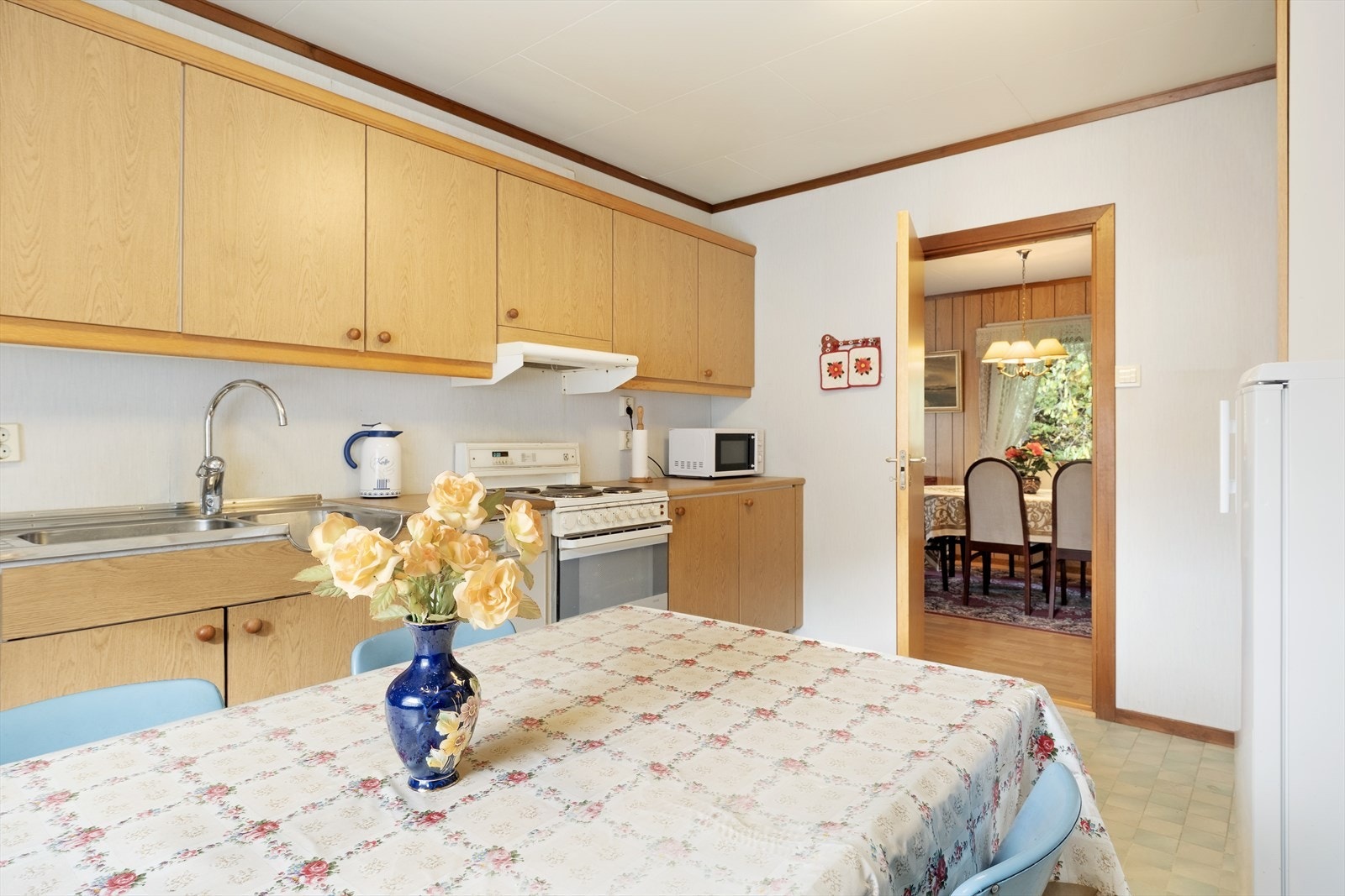 Kjøkenet er av god størrelse med plass til større spisebord. Galleribilde