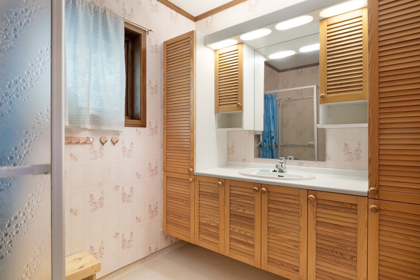 Baderom i hovudetasjen med vinylbelegg på golv og vegg. Galleribilde