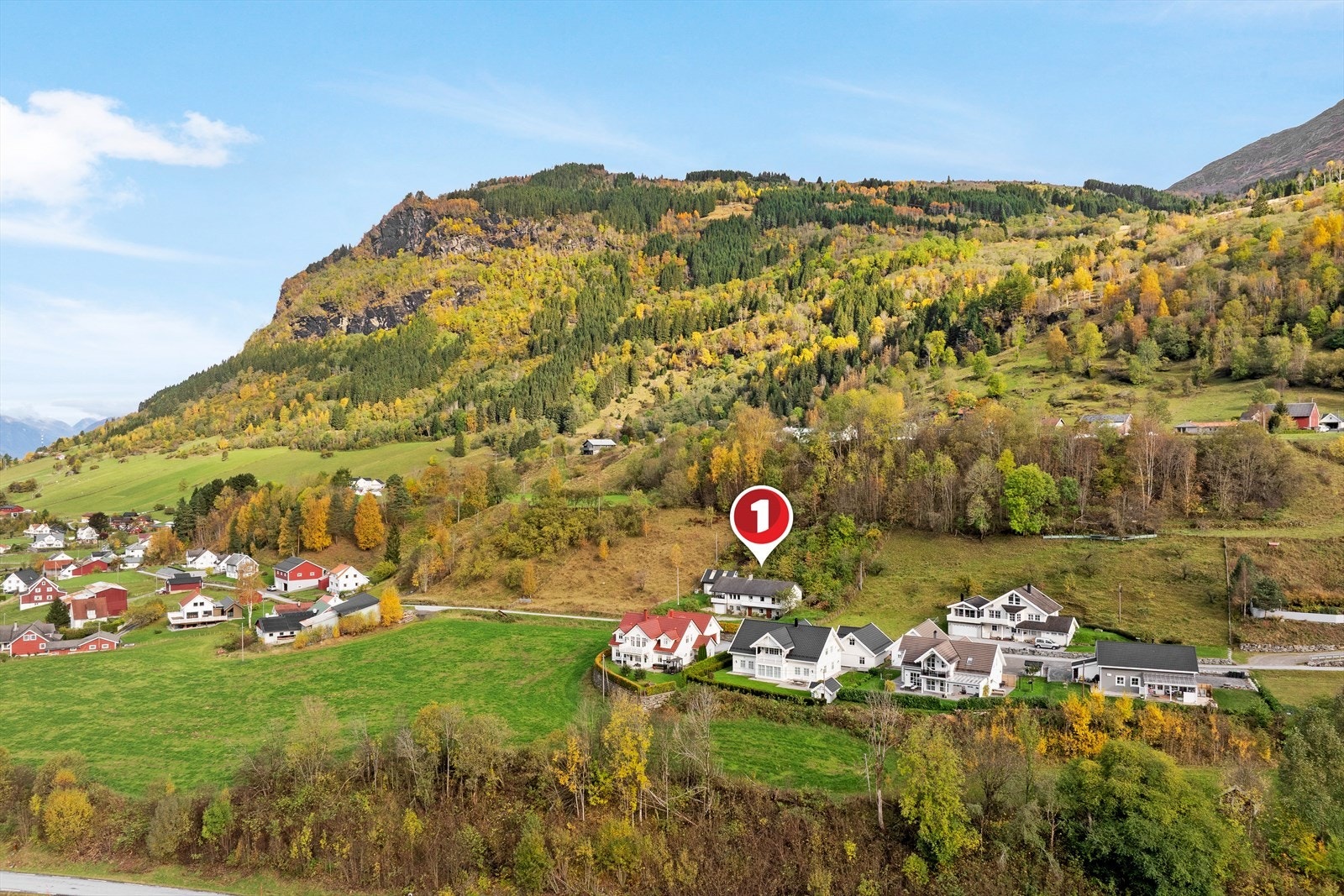 Frå eigedommen er det kort veg til både fjord og fjell - velkommen til visning! Galleribilde