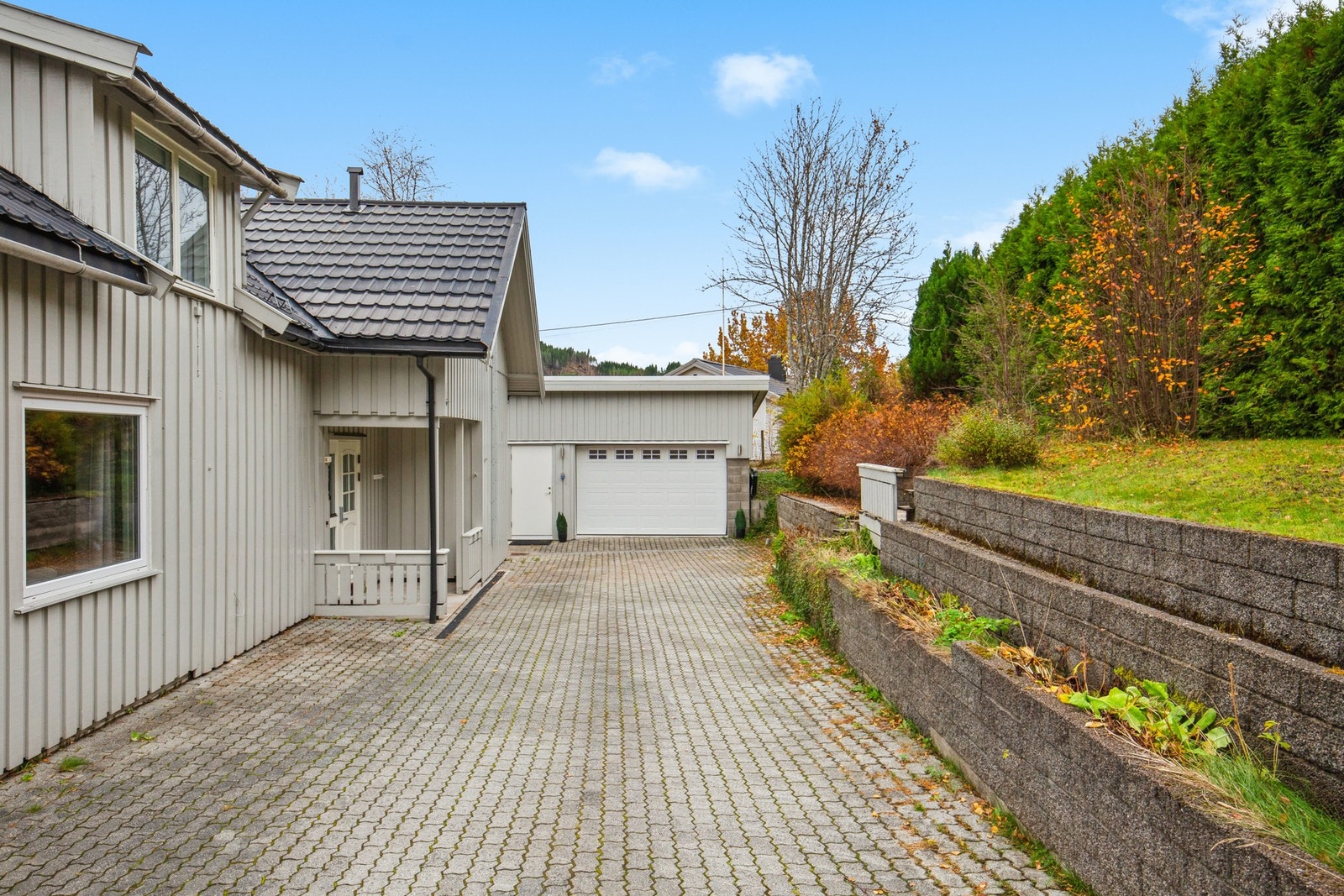 Inngangsparti med ny-garasjen i bakgrunn Galleribilde