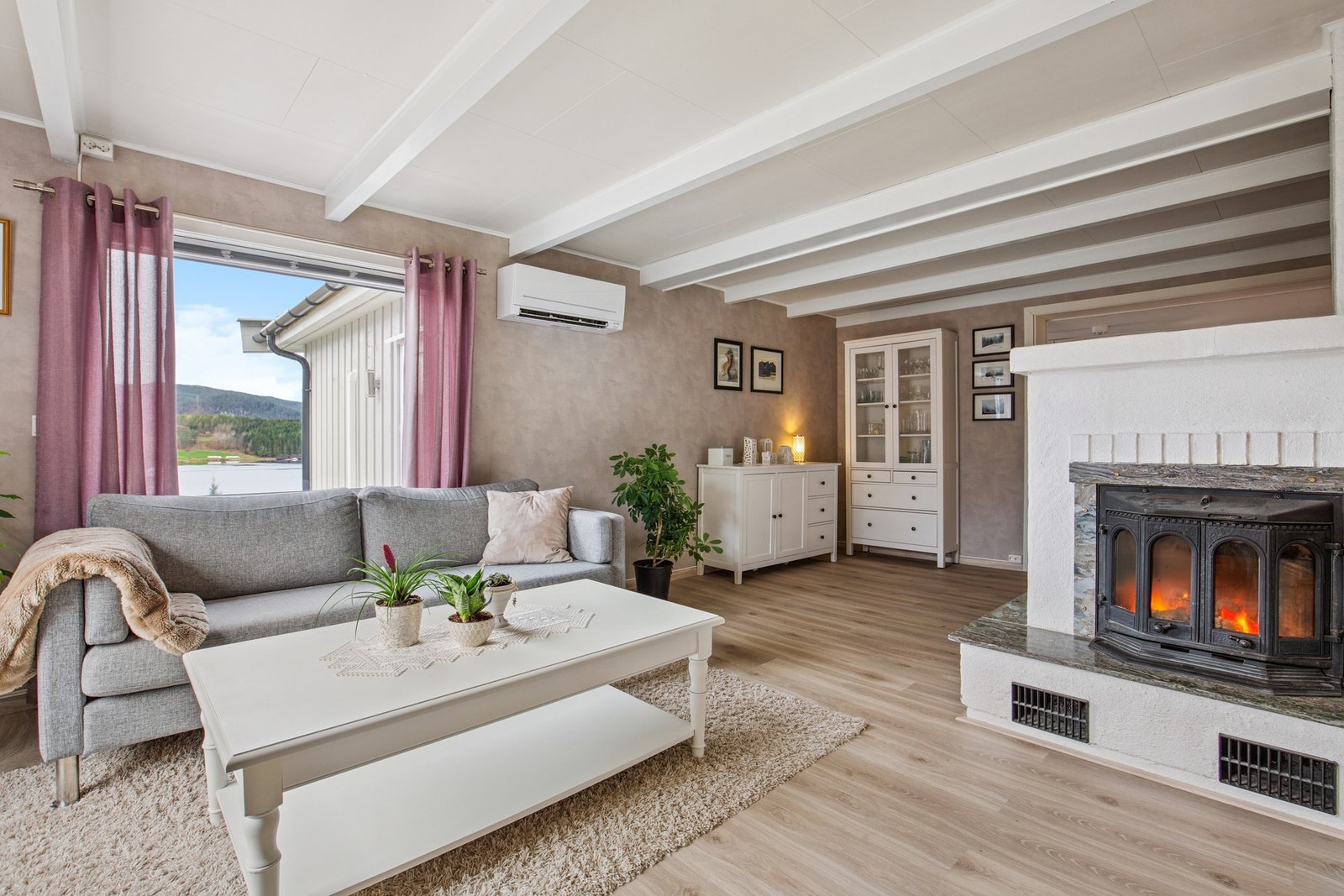 Stuen har både varmepumpe og vedfyring Galleribilde