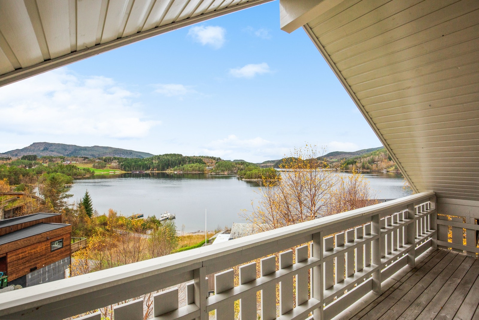 Boligen har en meg flott beliggenhet i Langsetvågen med umiddelbar nærhet til sjøen. Galleribilde