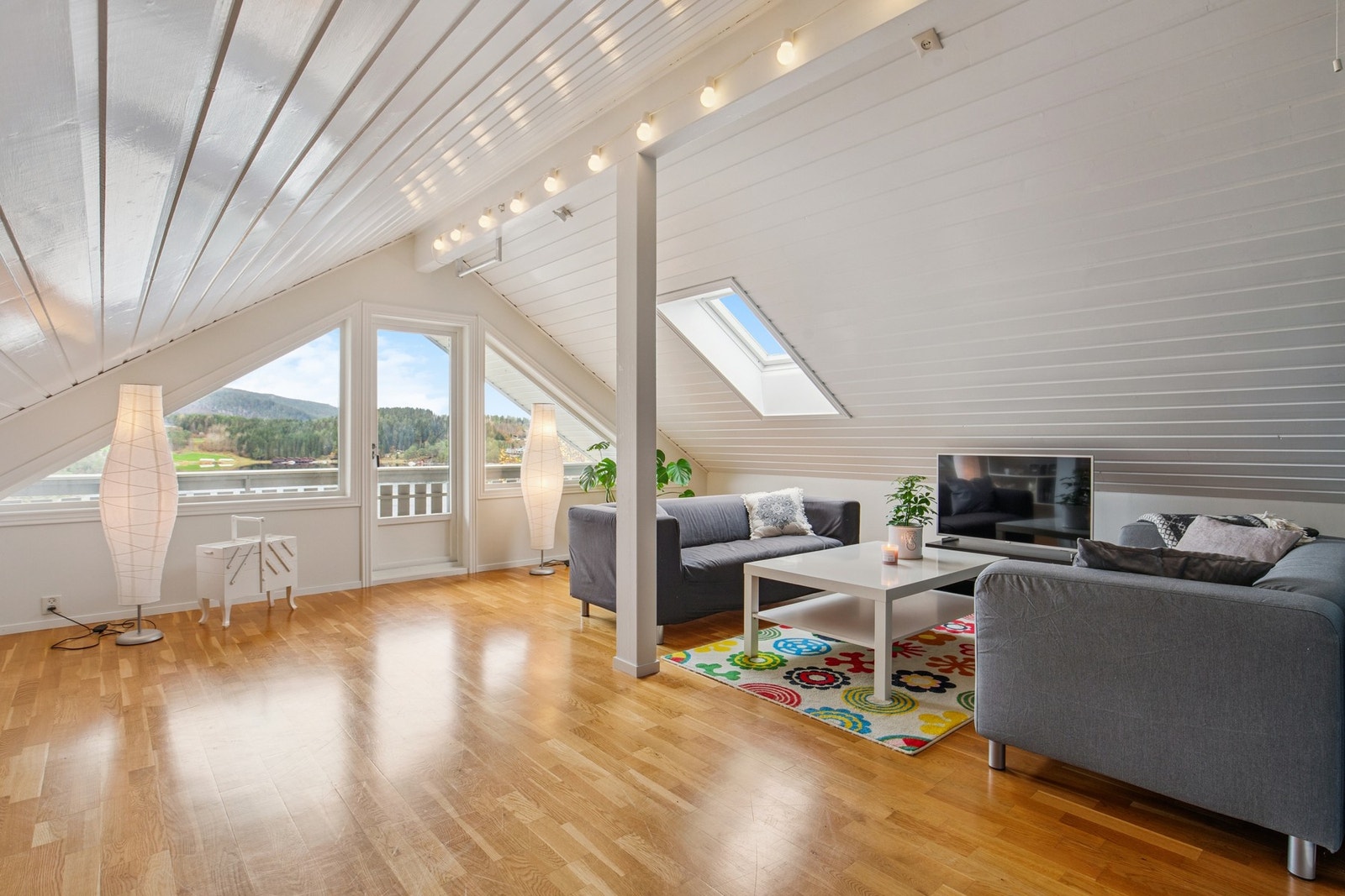 Romslig stue på loft med adkomst til veranda Galleribilde