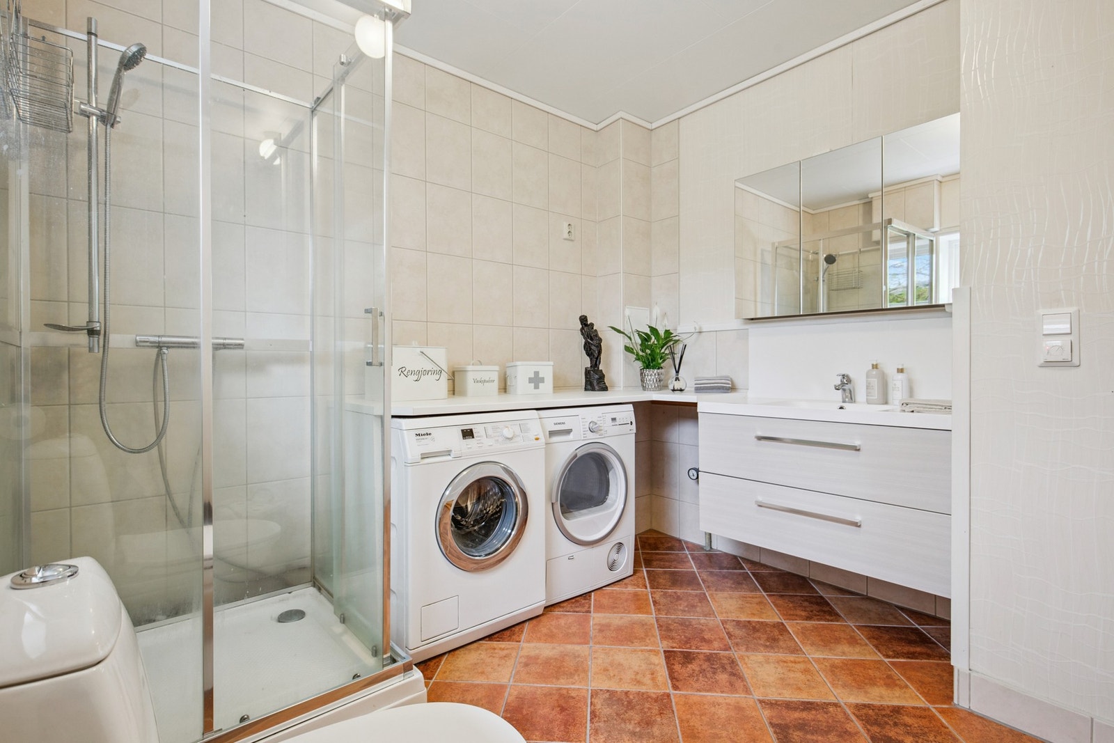 Flislagt bad med opplegg for vaskemaskin Galleribilde