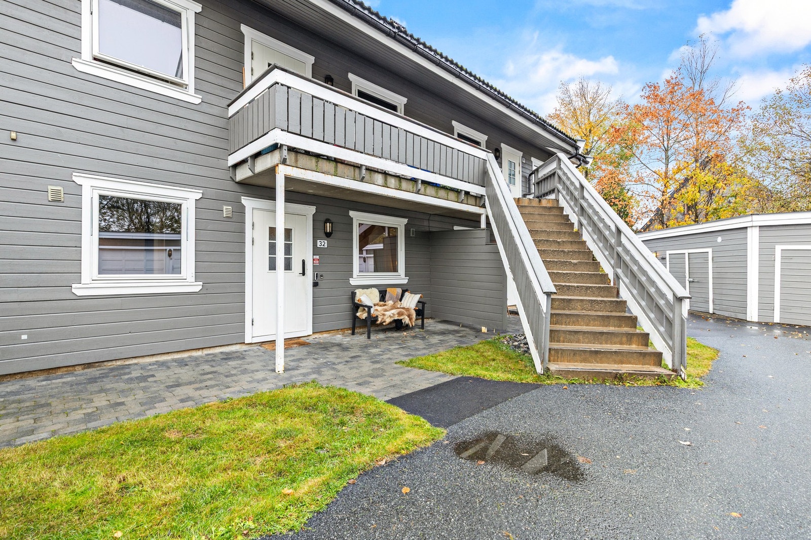 Leiligheten har en fin beliggenhet i 1. etasje med enkel adkomst og hyggelige uteplasser Galleribilde