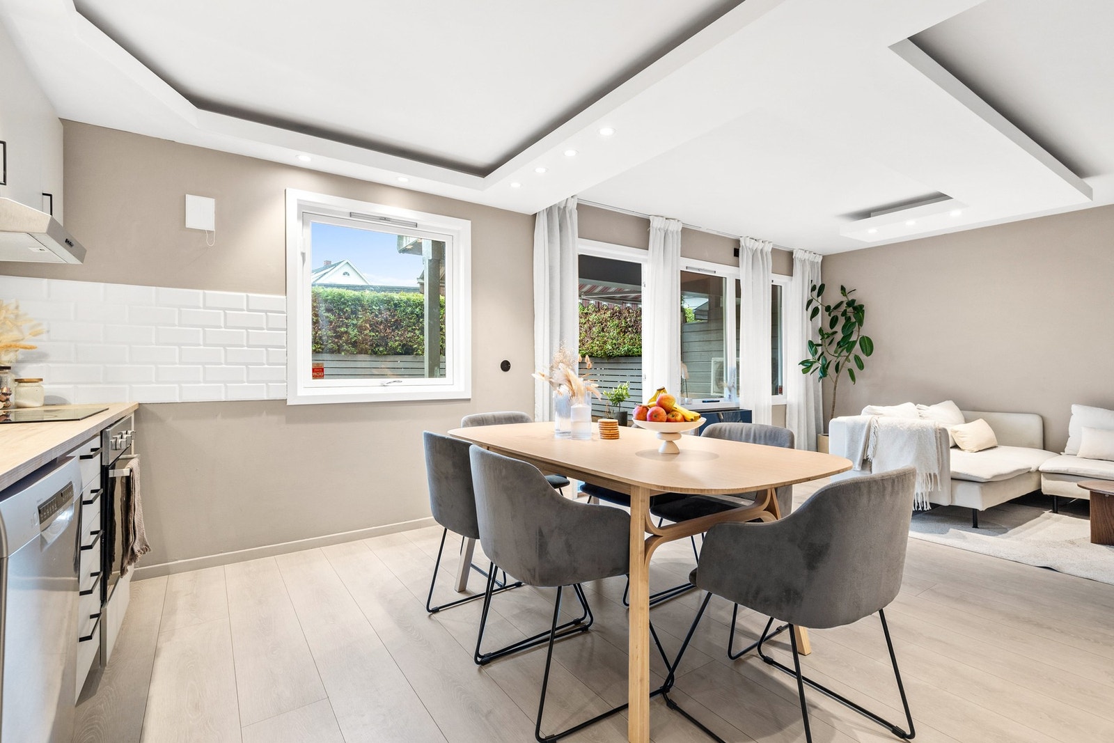 Rommet har 1-stavs laminatgulv, slette flater på vegger og downlights i himling Galleribilde