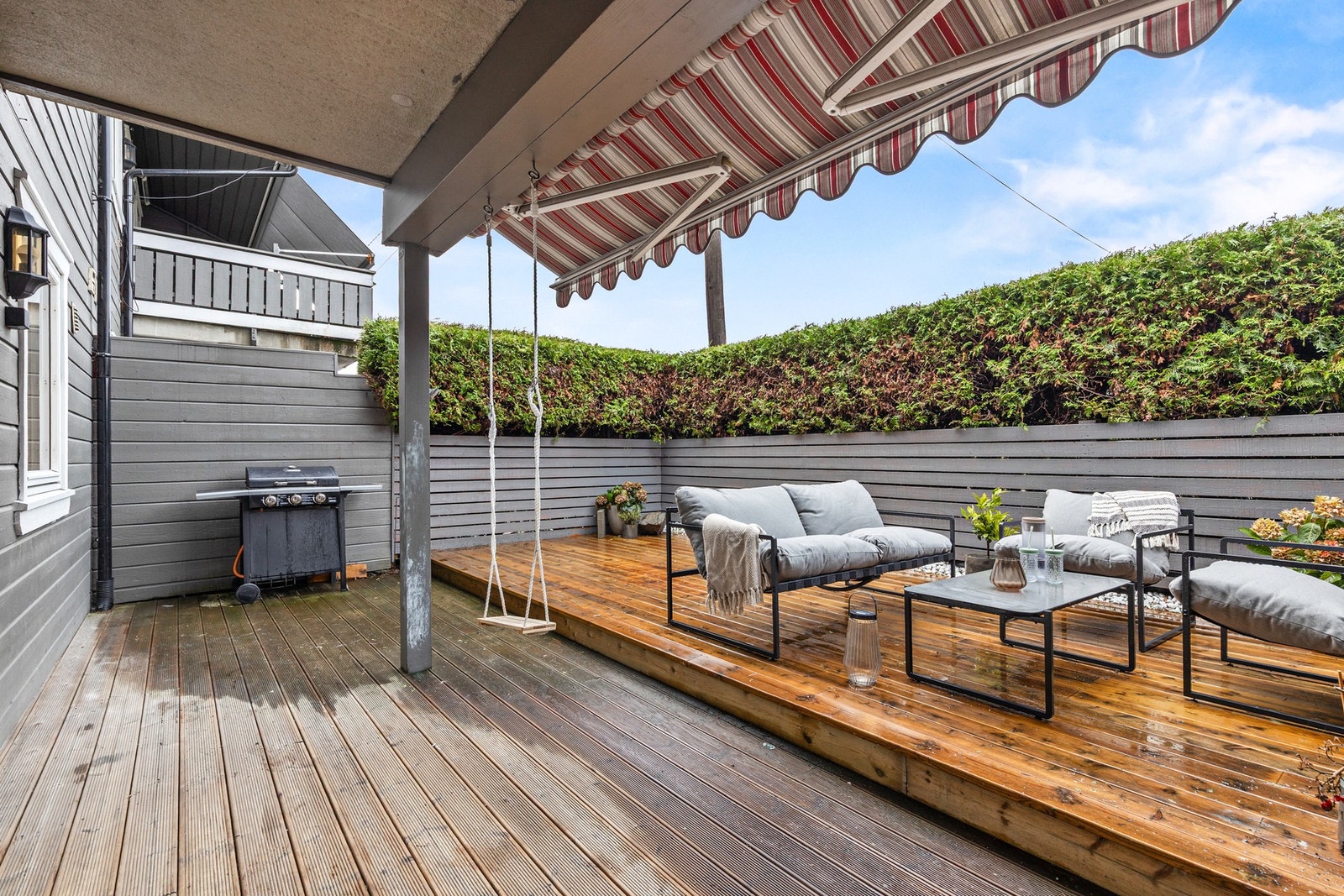 Uteområdet er godt skjermet av hekk og delvis overbygget Galleribilde