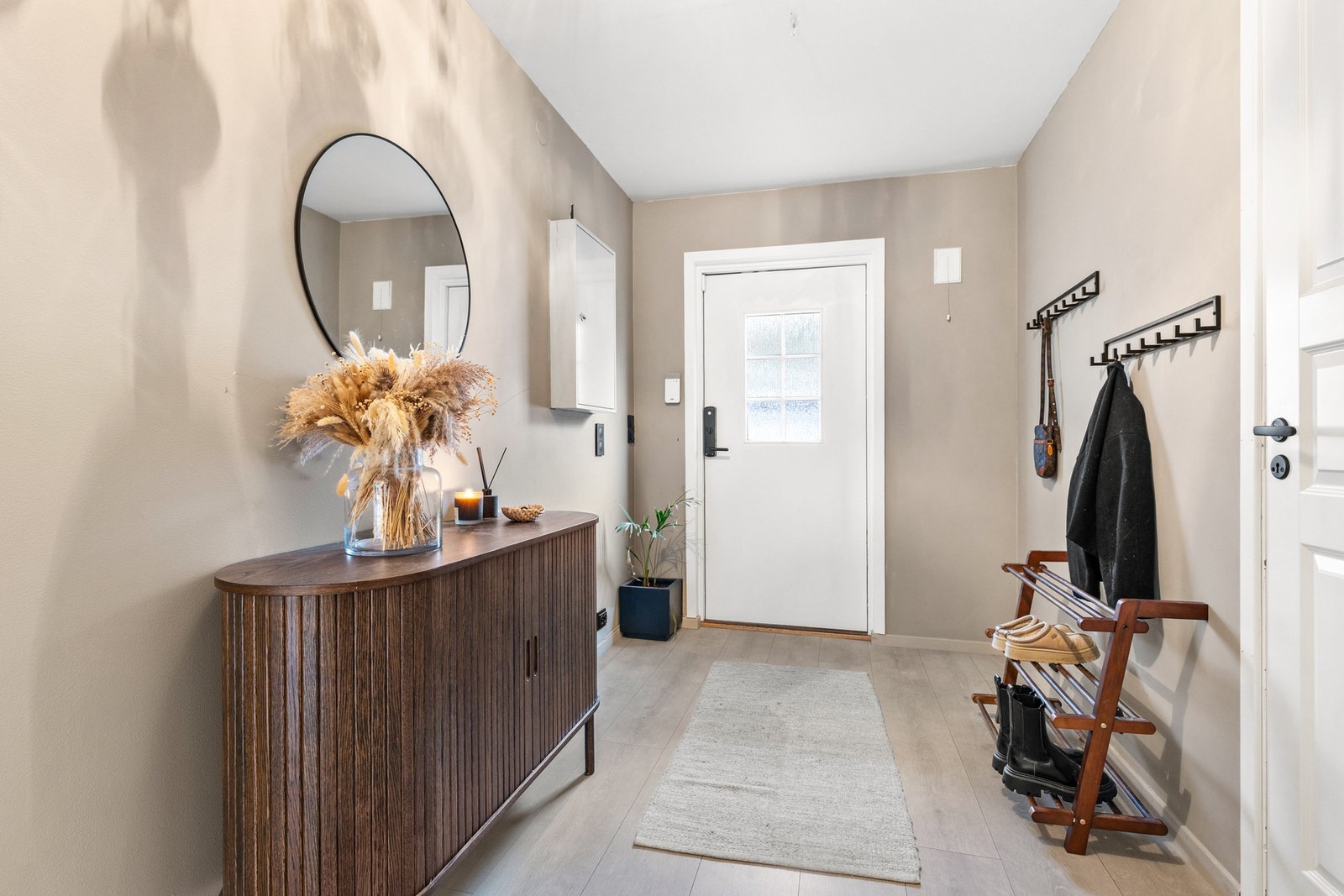 Entréen har fin plass til garderobeskap for oppbevaring av yttertøy og sko Galleribilde