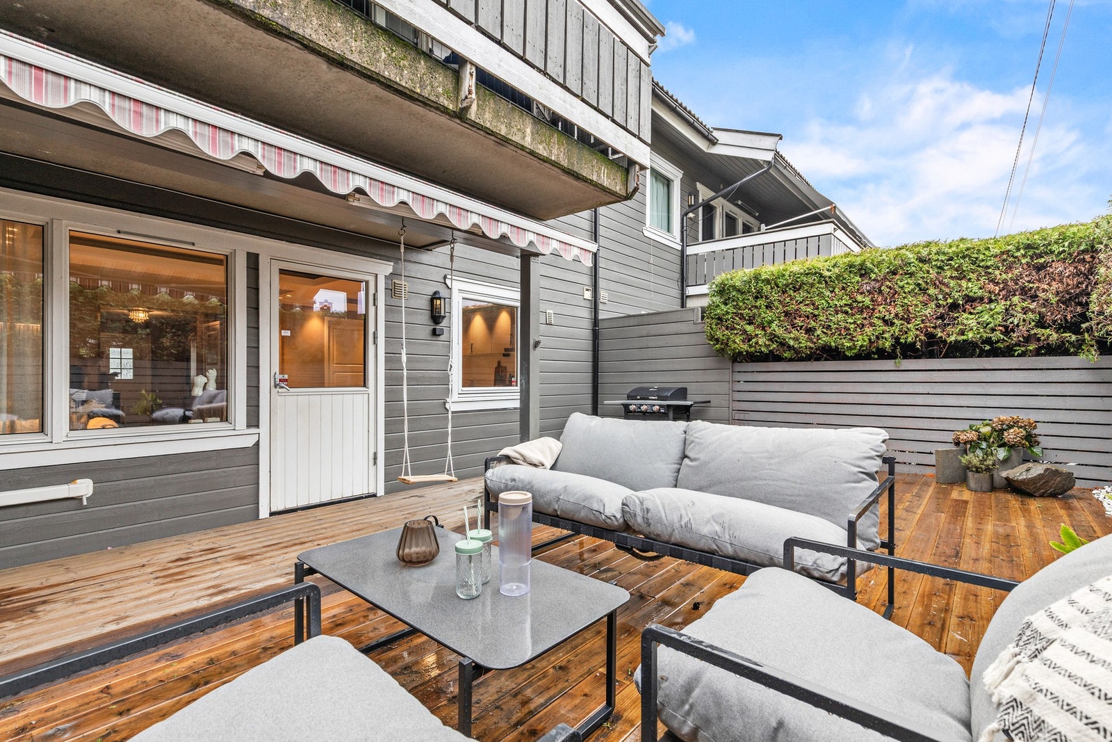 Fra stuen er det utgang til vestvendt terrasseplatting på 36 kvm Galleribilde