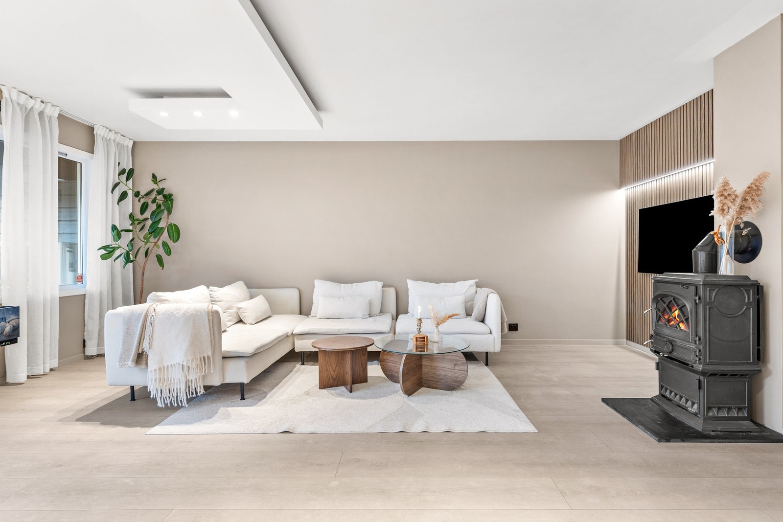 Stuen har fin plass til både sofagruppe og spisebord Galleribilde